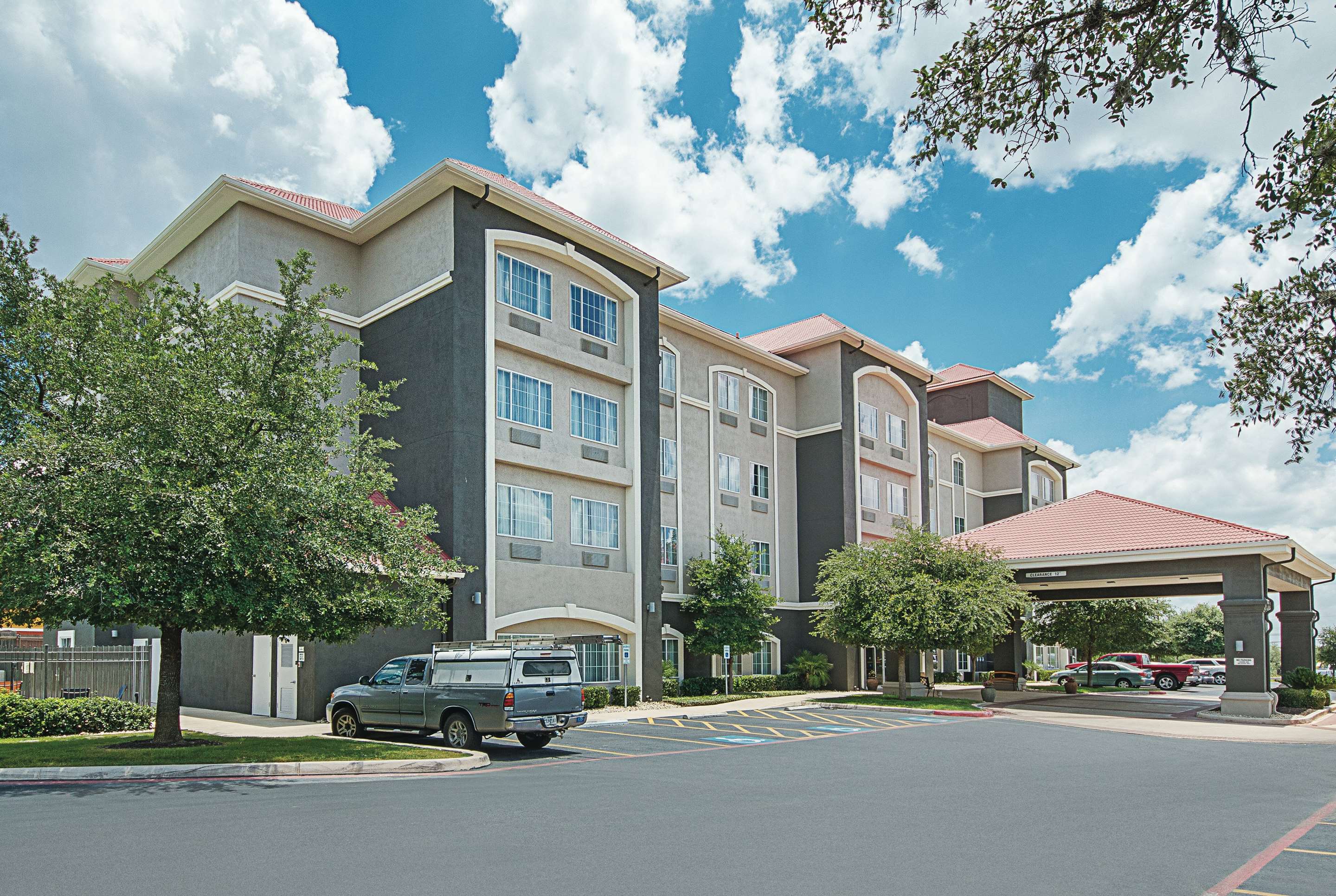 Exterior | La Quinta Inn & Suites by Wyndham San Antonio Northwest