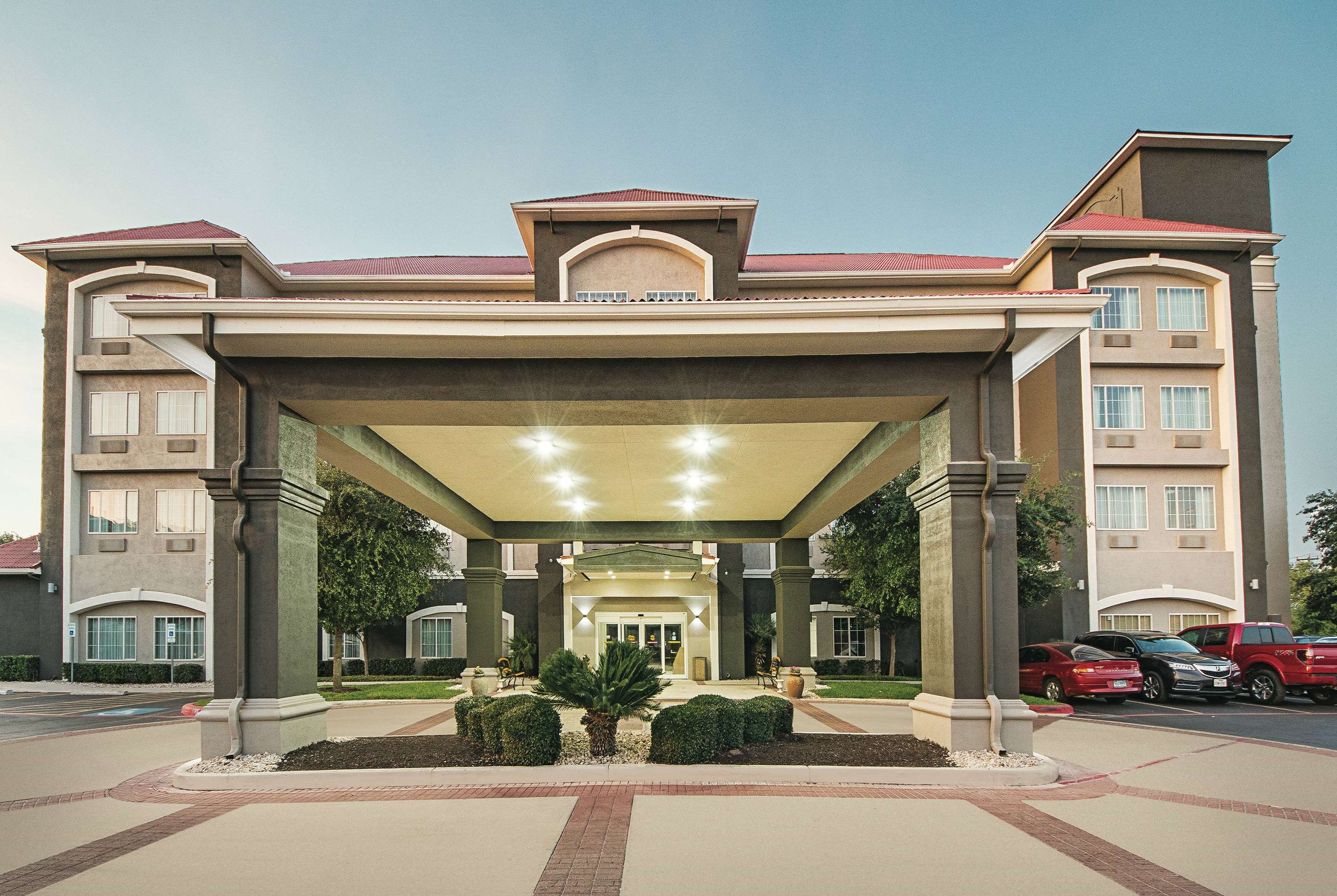 Exterior | La Quinta Inn & Suites by Wyndham San Antonio Northwest