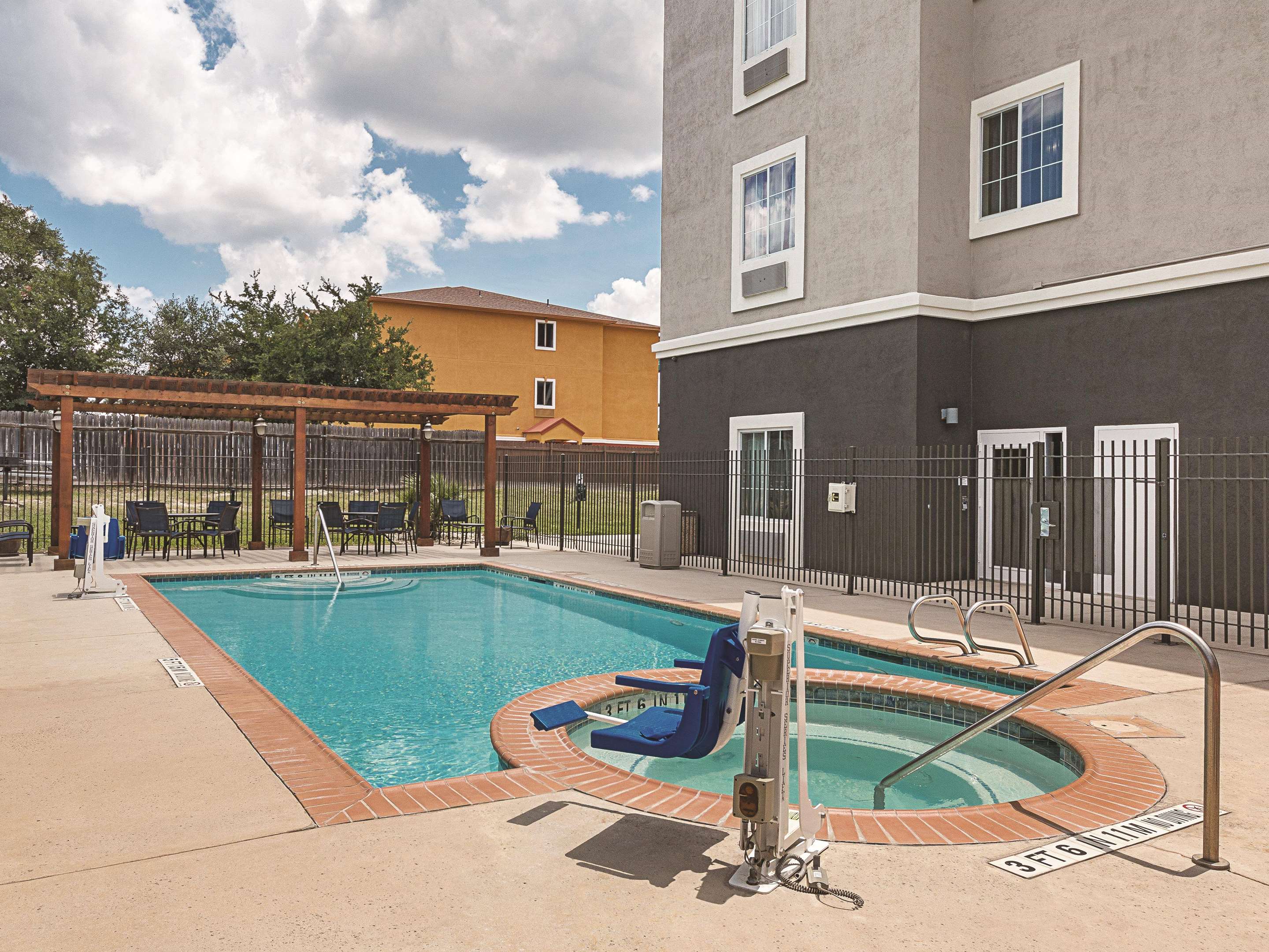 Pool | La Quinta Inn & Suites by Wyndham San Antonio Northwest