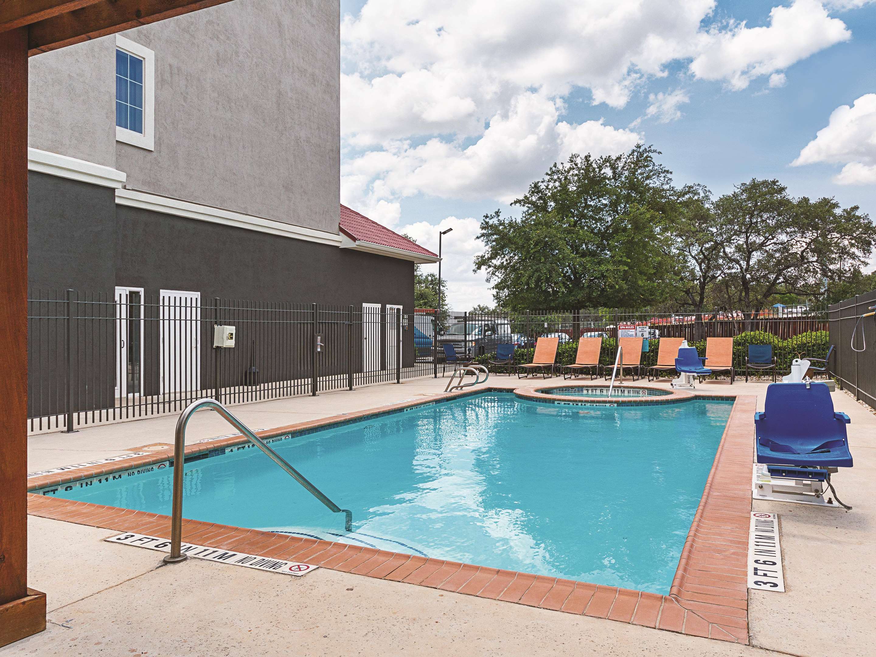 Pool | La Quinta Inn & Suites by Wyndham San Antonio Northwest