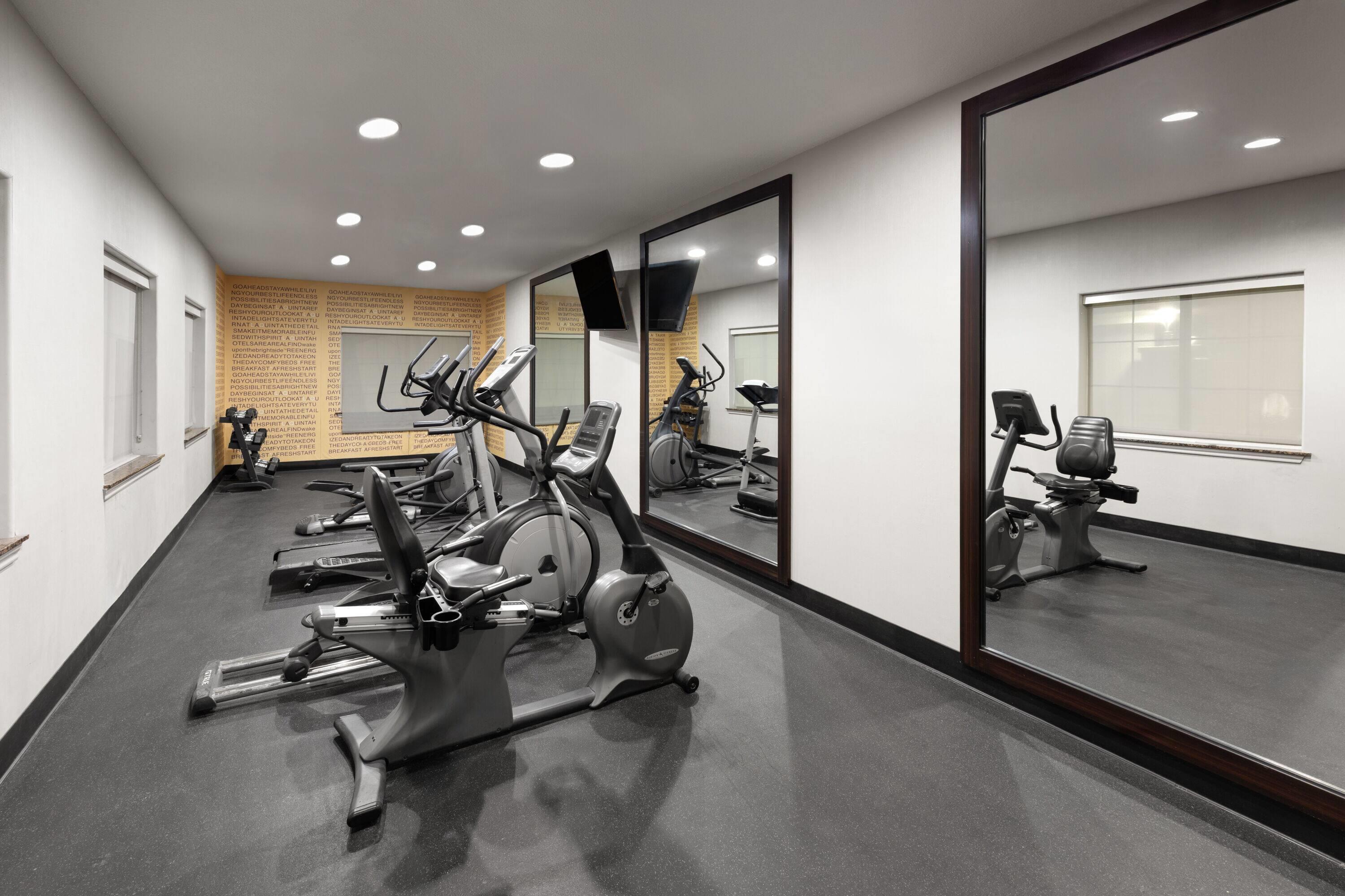Health club fitness center gym | La Quinta Inn & Suites by Wyndham Kyle - Austin South