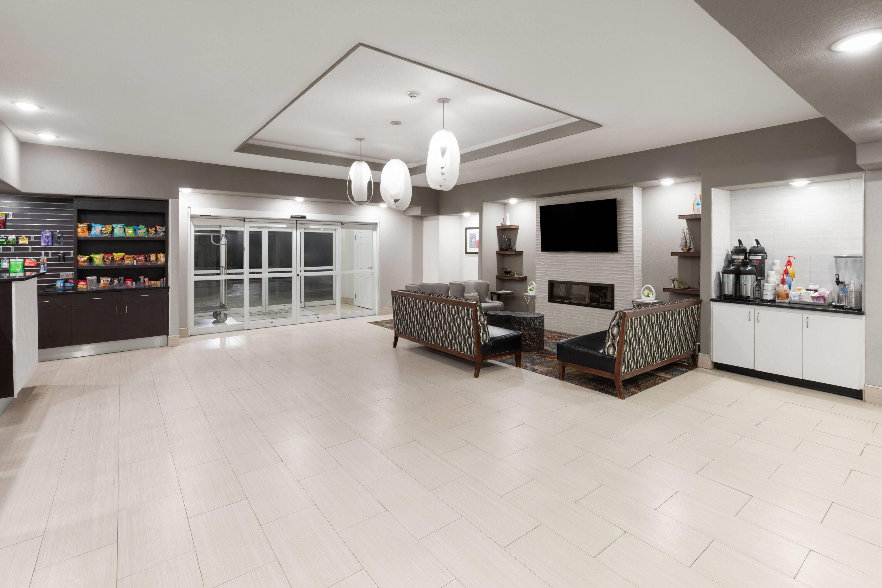 Lobby | La Quinta Inn & Suites by Wyndham Kyle - Austin South
