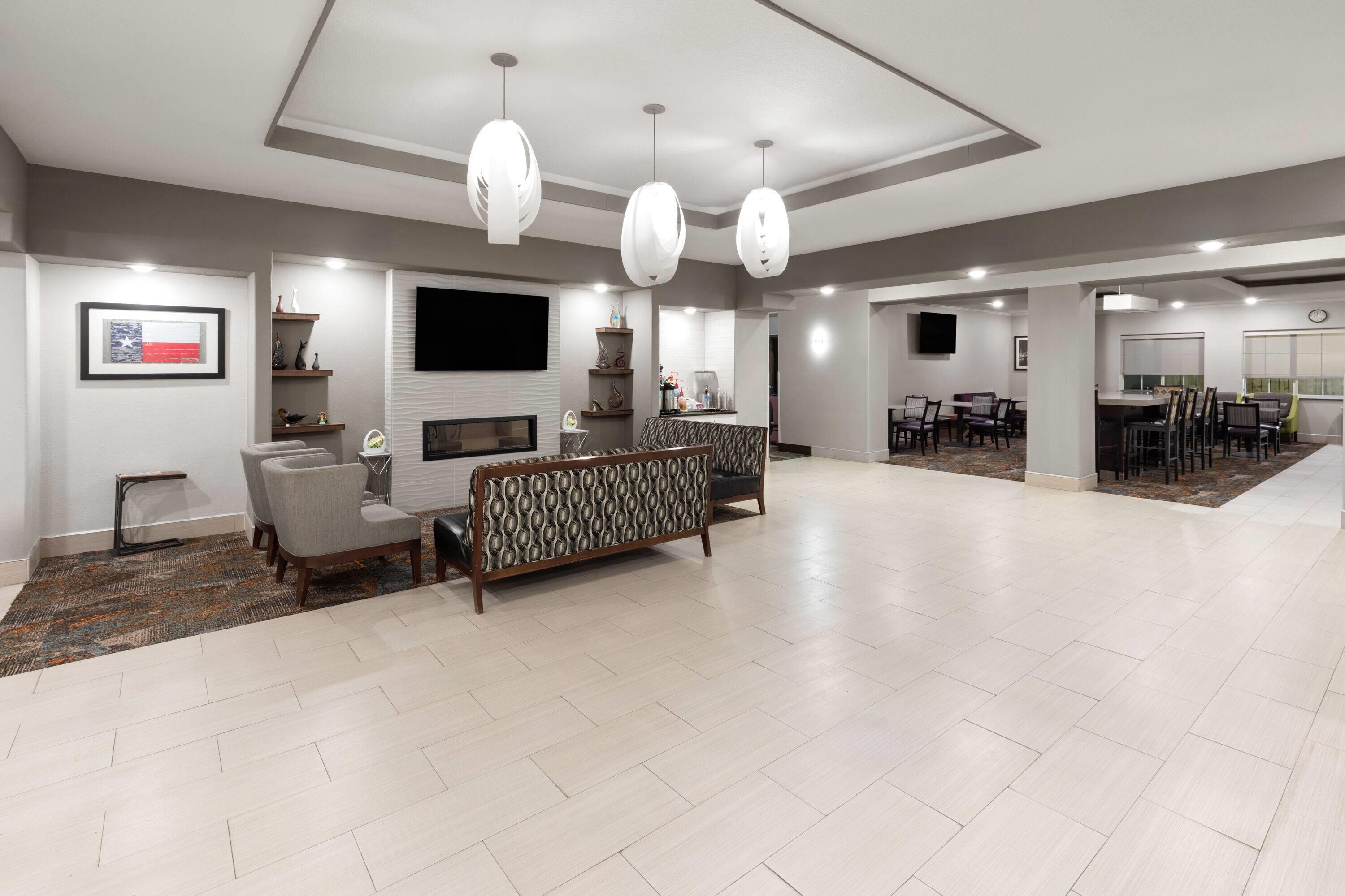 Lobby | La Quinta Inn & Suites by Wyndham Kyle - Austin South
