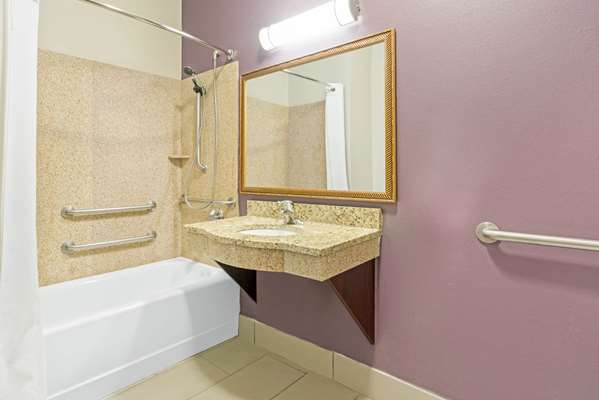  - La Quinta Inn & Suites Yukon - I-40, Exit 138A & 139B