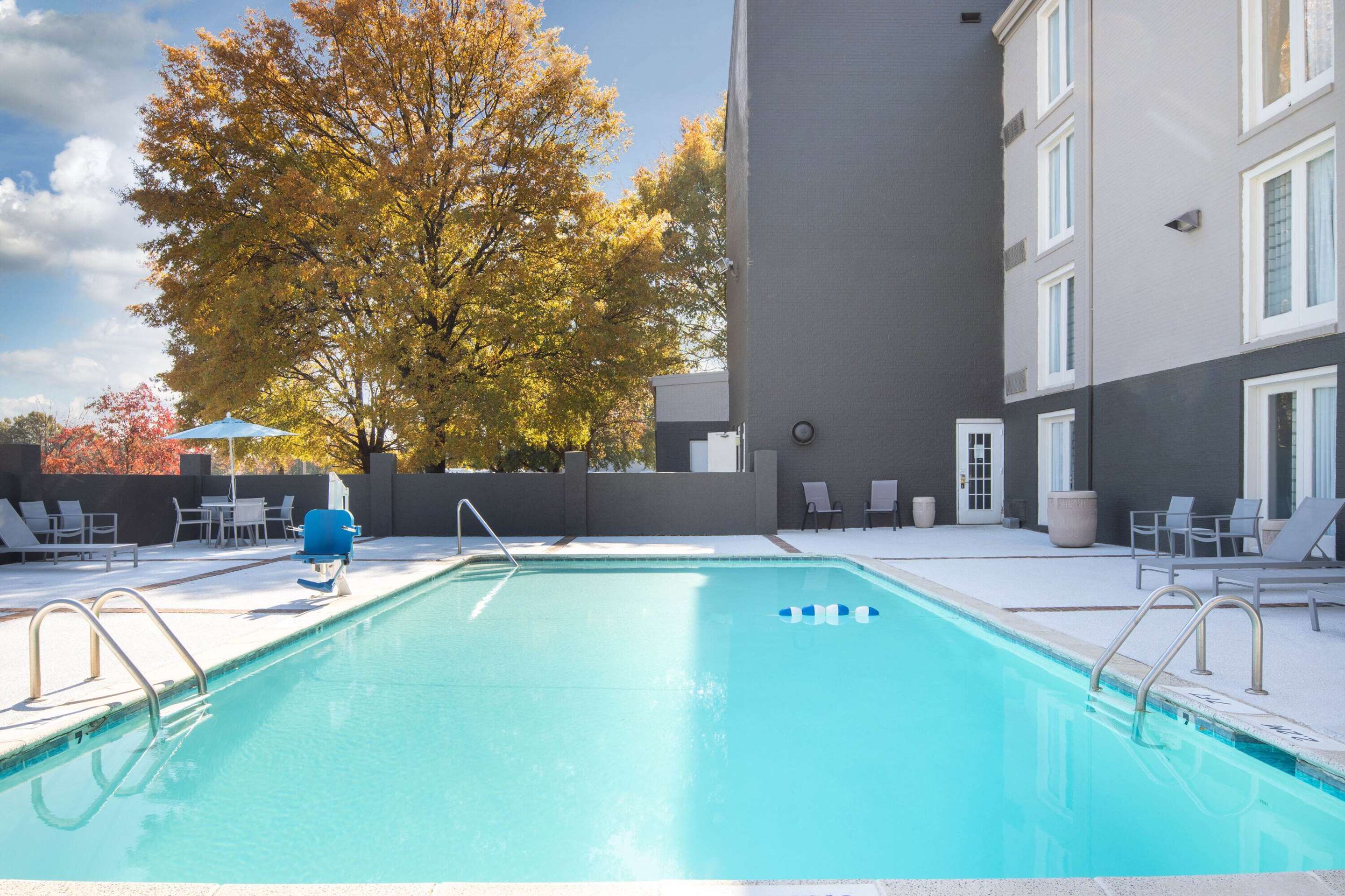 Pool | La Quinta by Wyndham Atlanta Airport South
