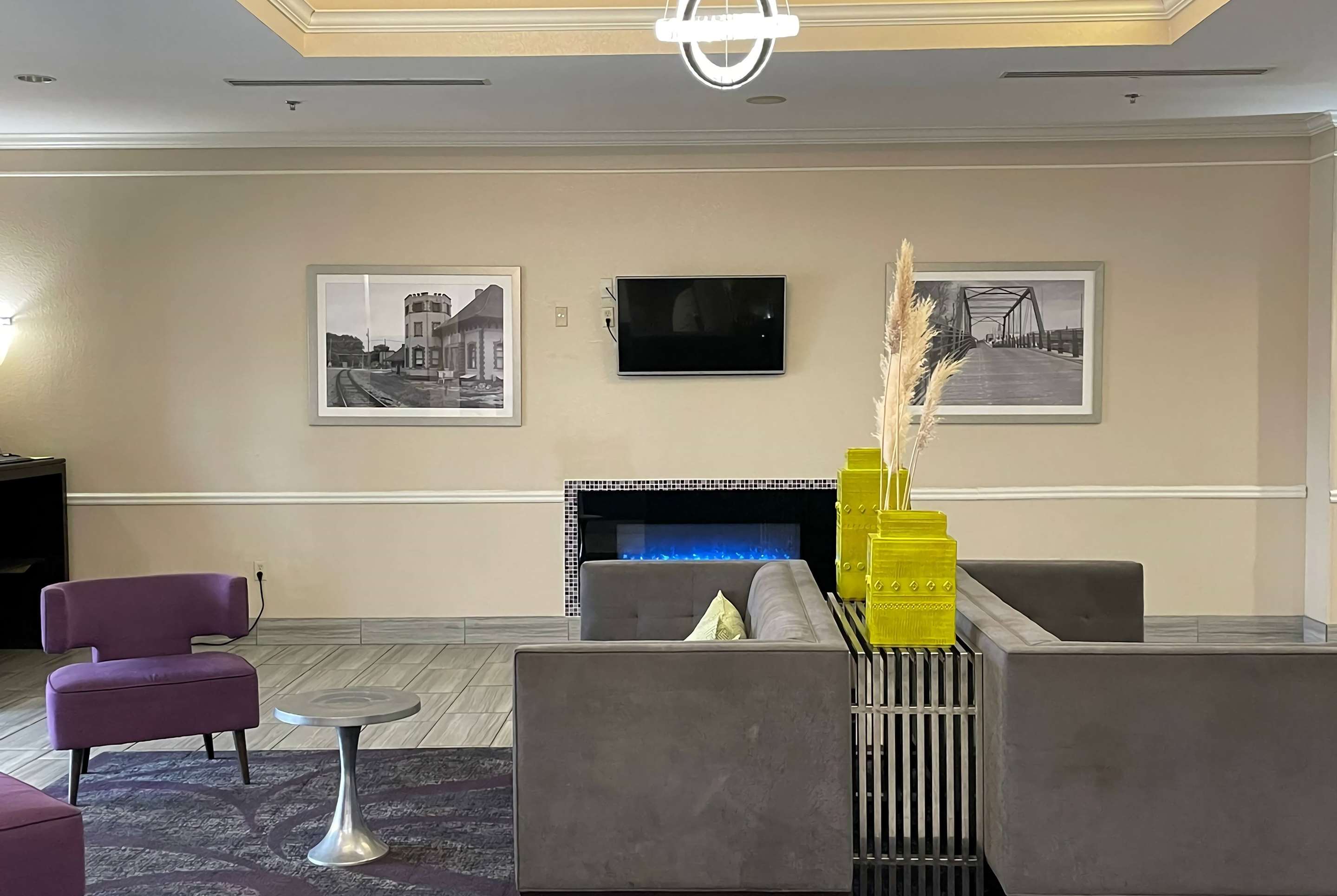 Lobby | La Quinta Inn & Suites by Wyndham Waxahachie