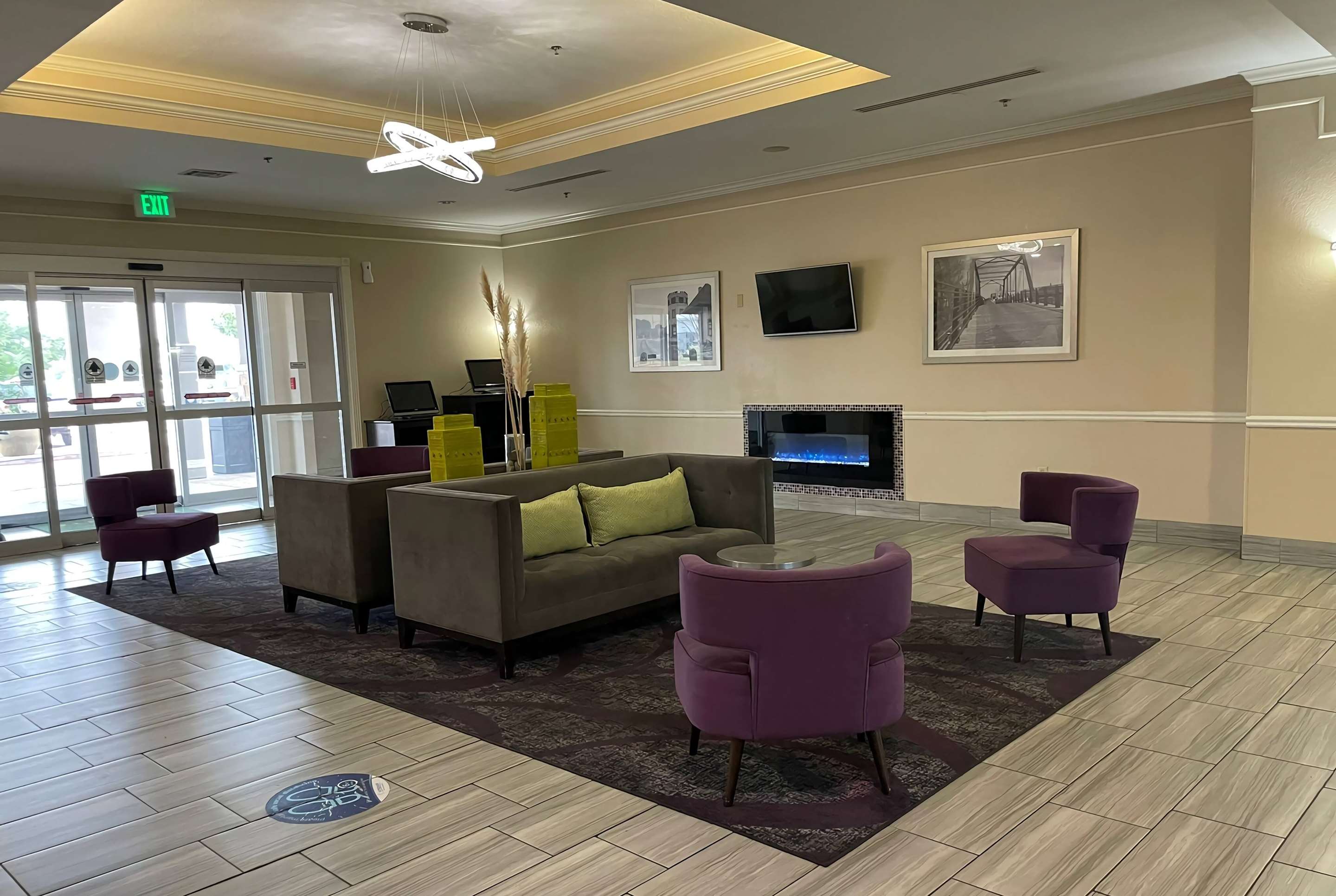 Lobby | La Quinta Inn & Suites by Wyndham Waxahachie