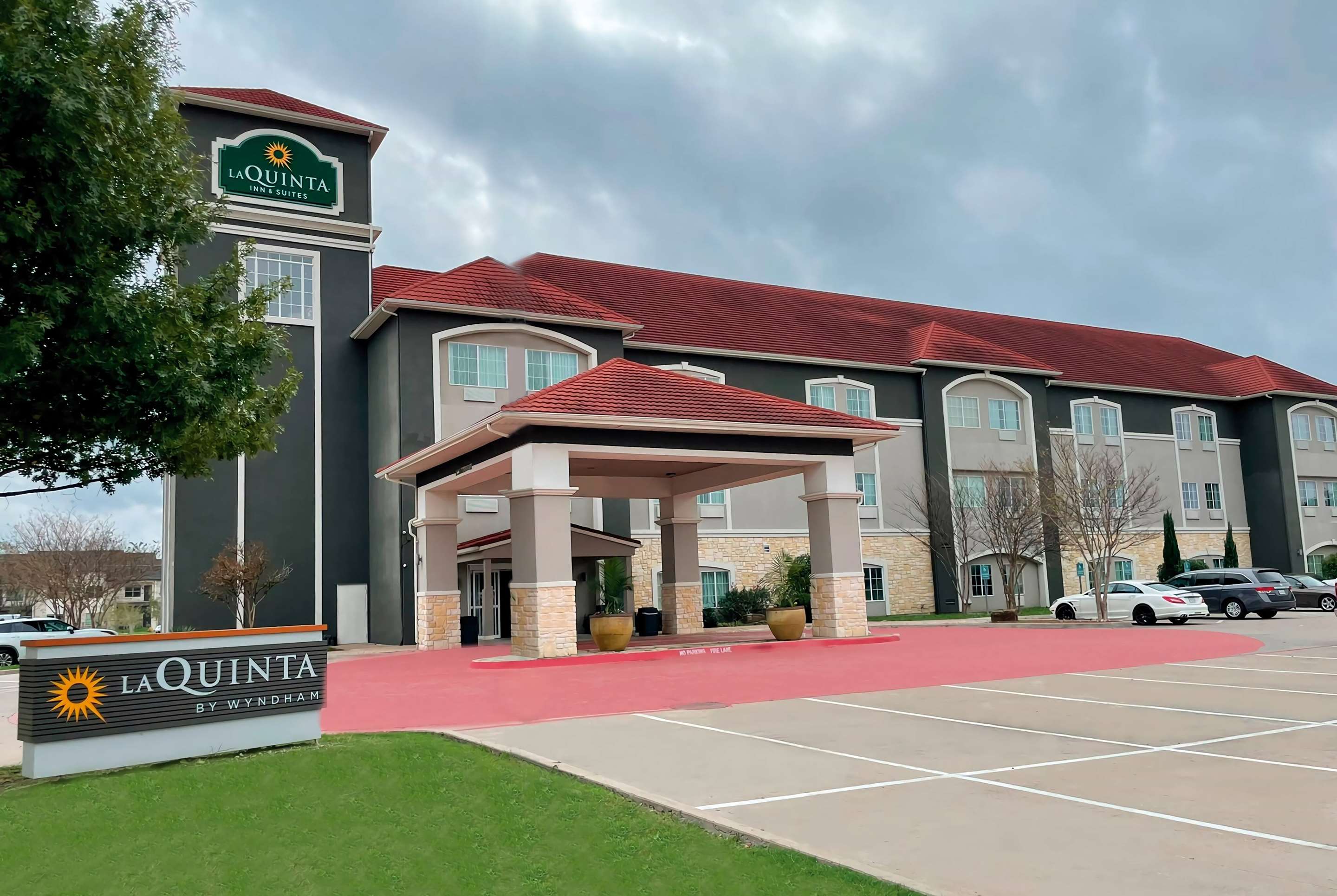 Exterior | La Quinta Inn & Suites by Wyndham Waxahachie