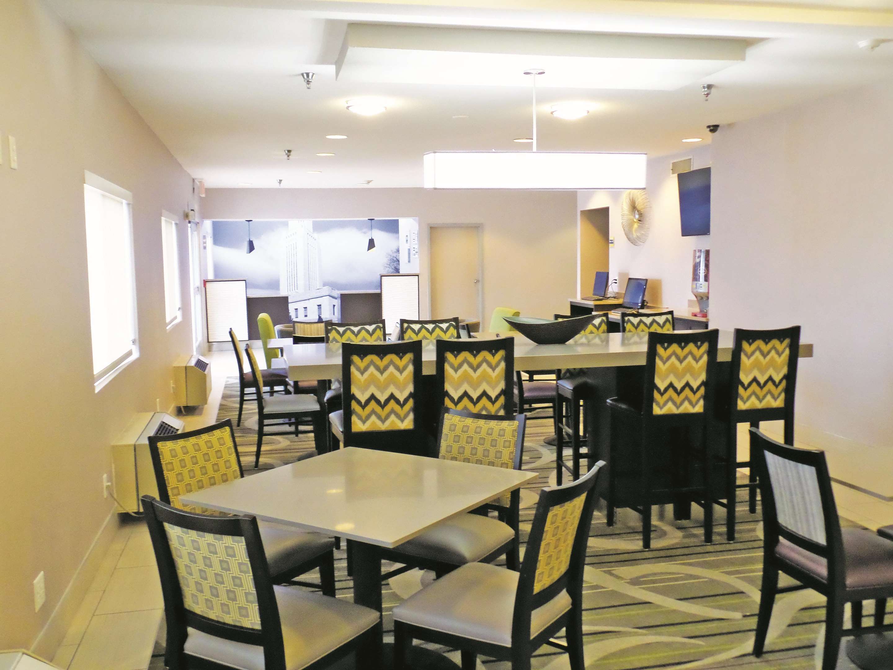 Lobby | La Quinta Inn by Wyndham Lincoln
