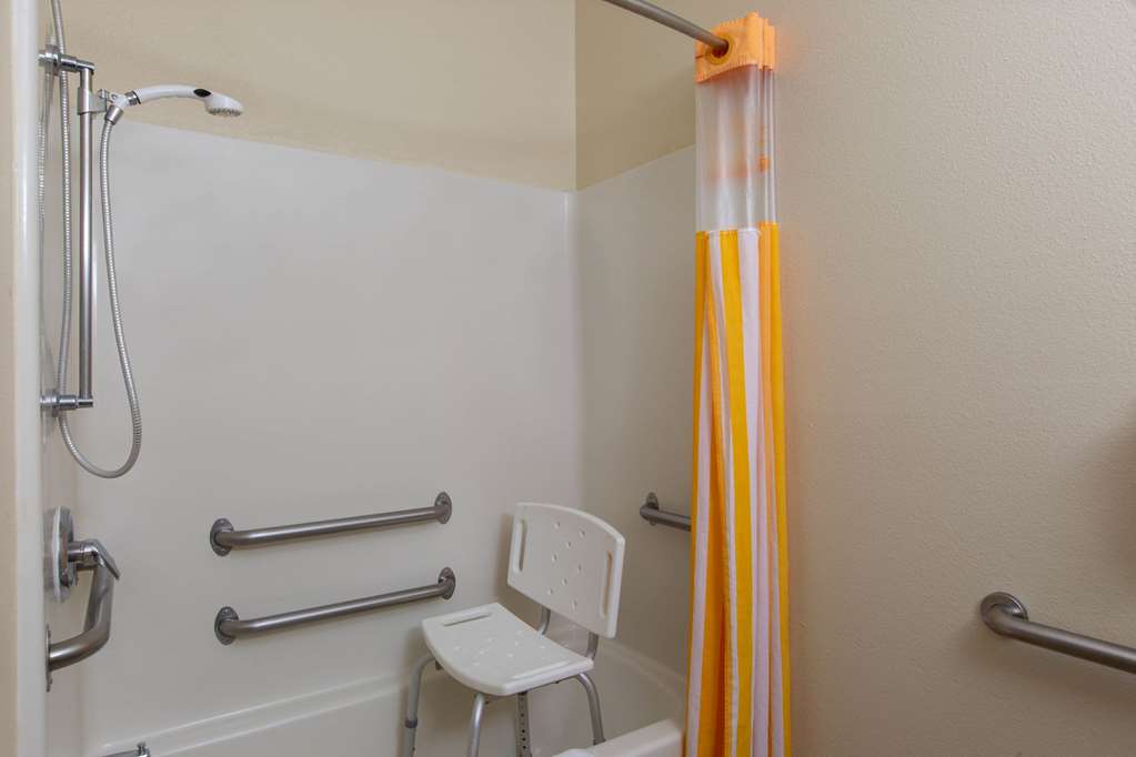 LA QUINTA INN LINCOLN-guestroom-Guest Room,Bathroom,On-Site.jpg