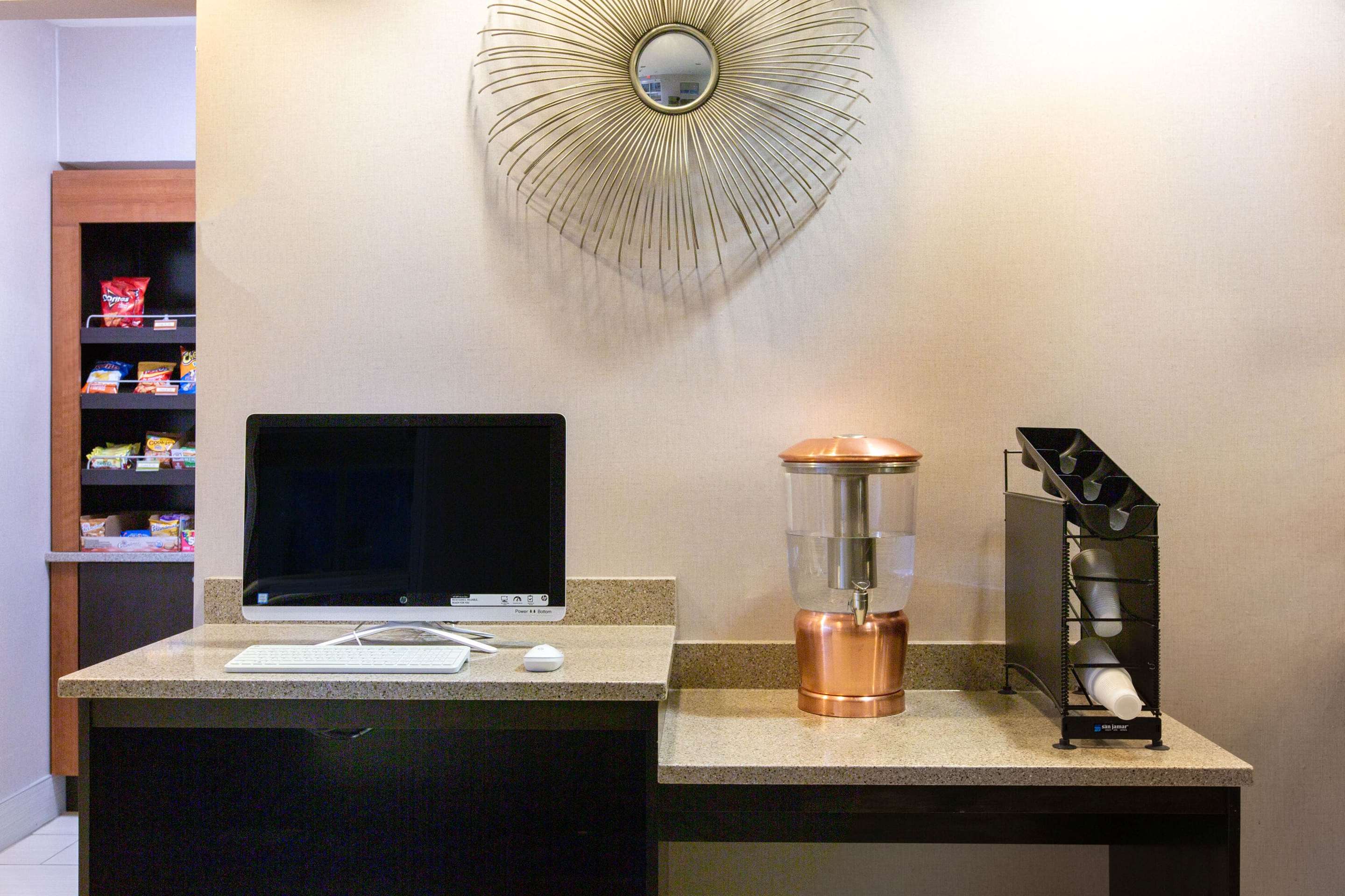 Business Center | La Quinta Inn by Wyndham Lincoln