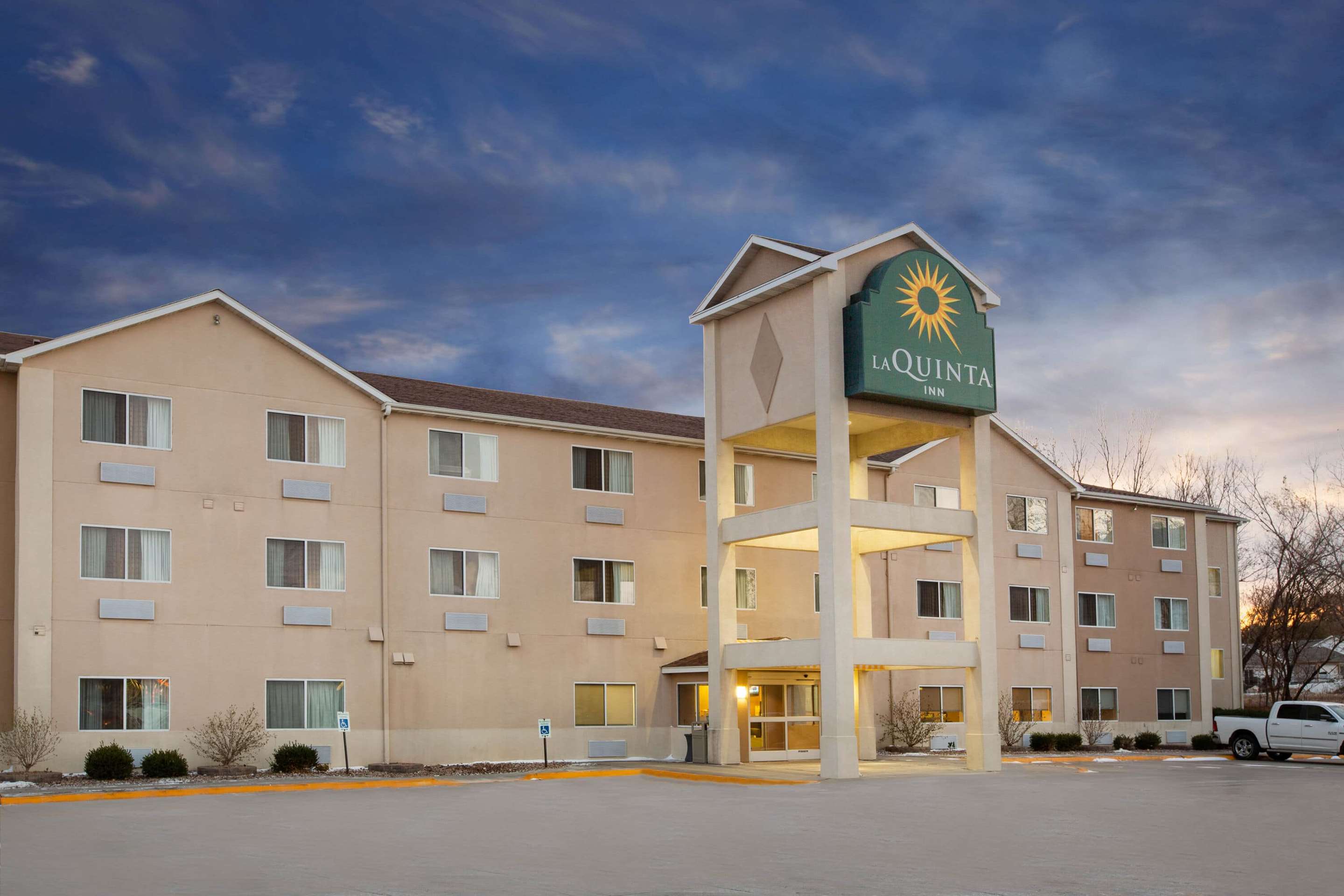 Exterior | La Quinta Inn by Wyndham Lincoln