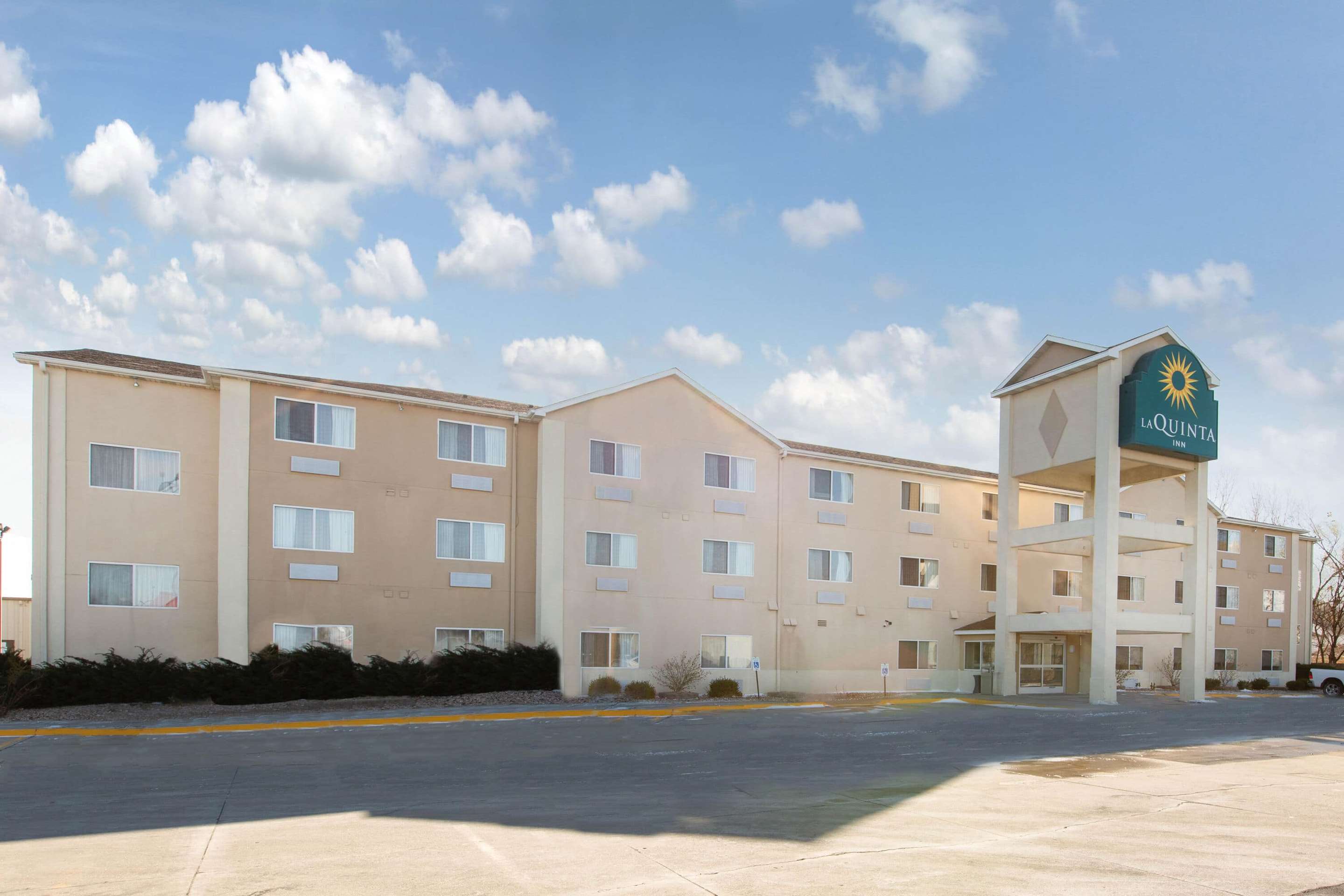 Exterior | La Quinta Inn by Wyndham Lincoln