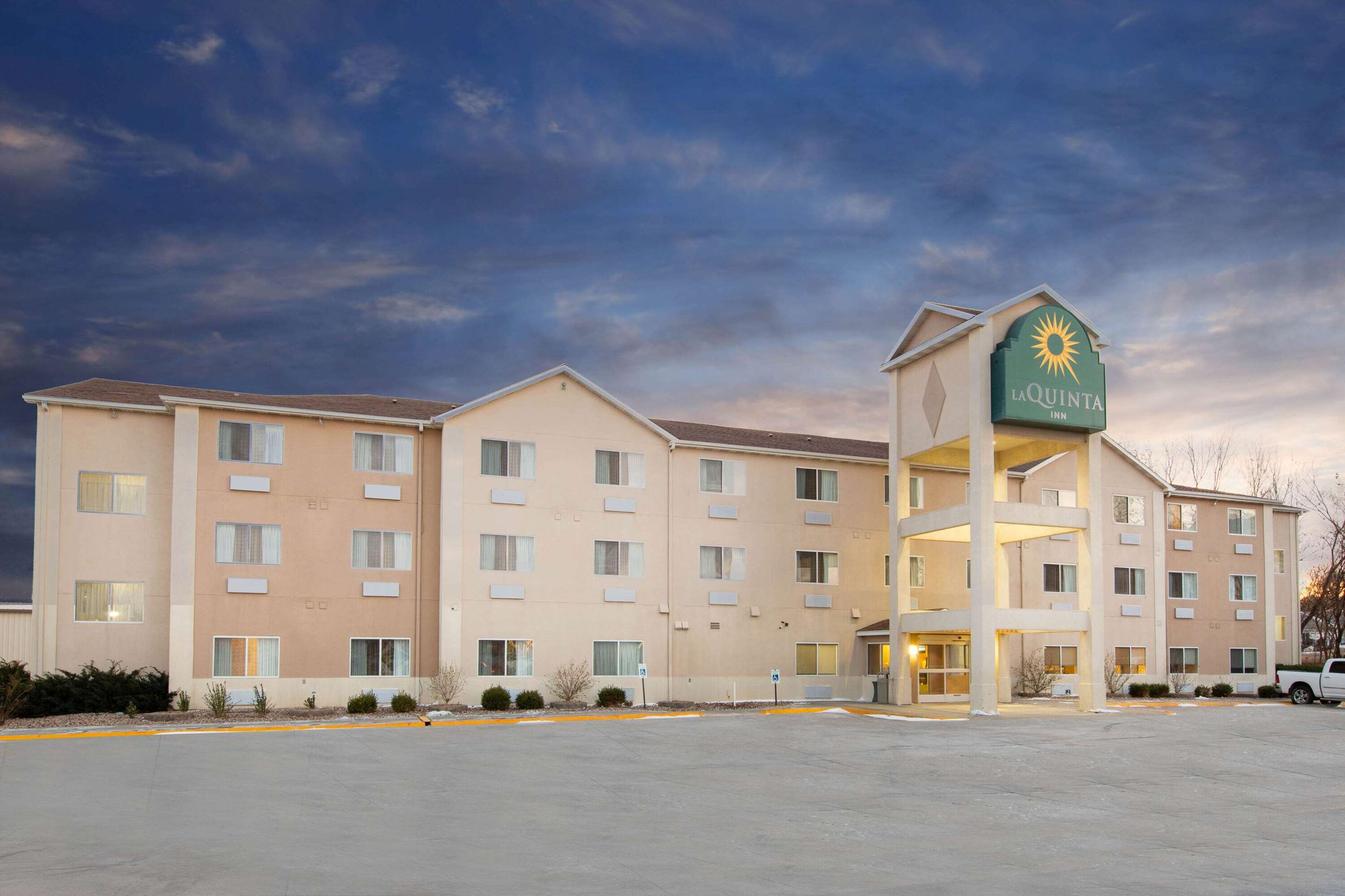 Exterior | La Quinta Inn by Wyndham Lincoln
