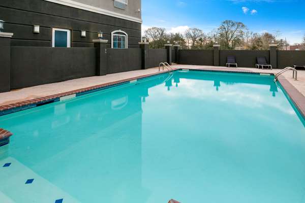 Pool - La Quinta Inn & Suites Broussard