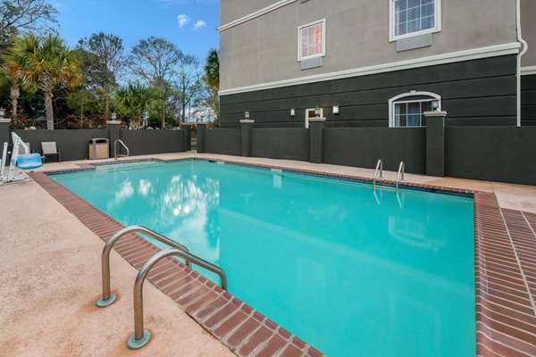 Pool - La Quinta Inn & Suites Broussard