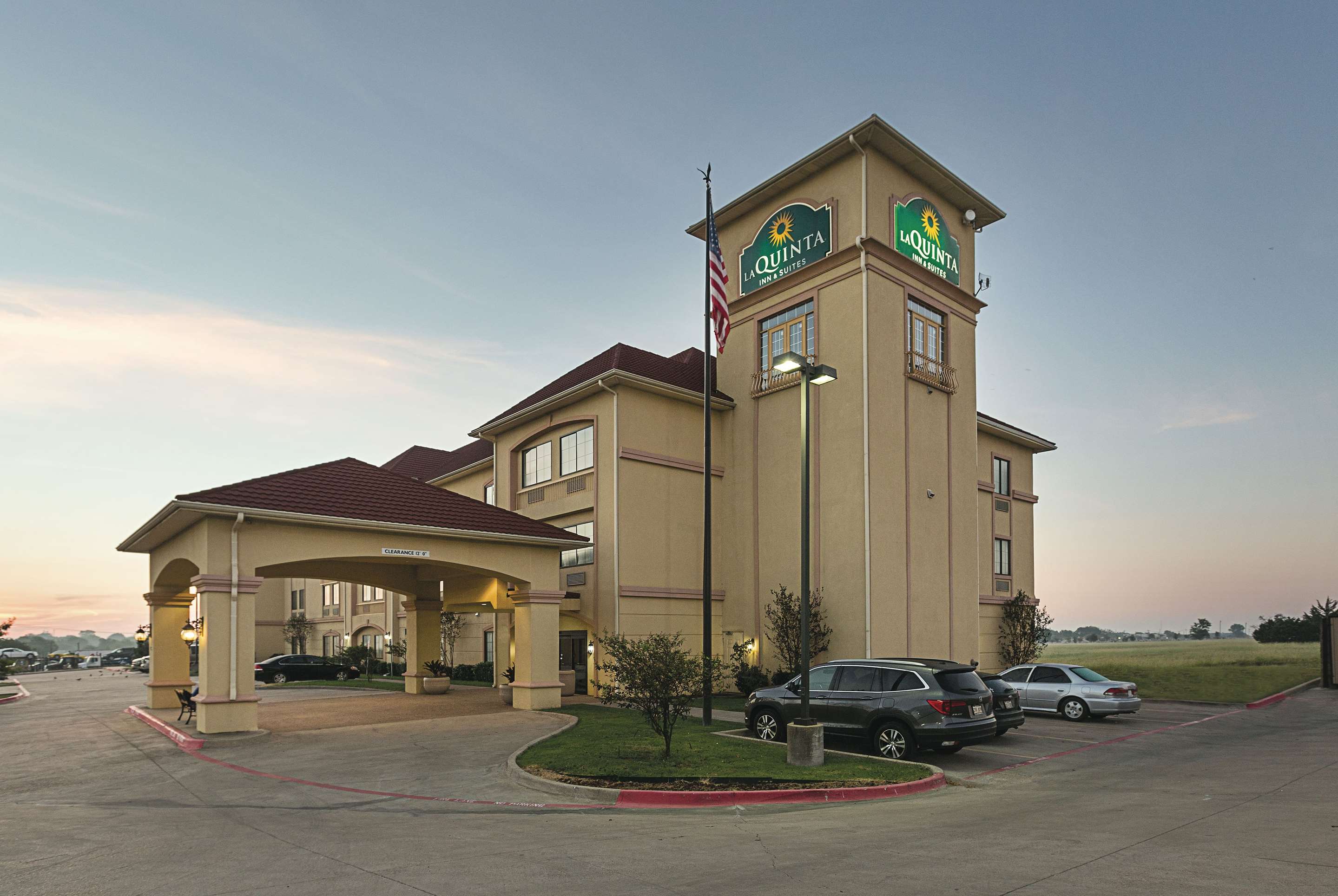 Exterior | La Quinta Inn & Suites by Wyndham Alvarado