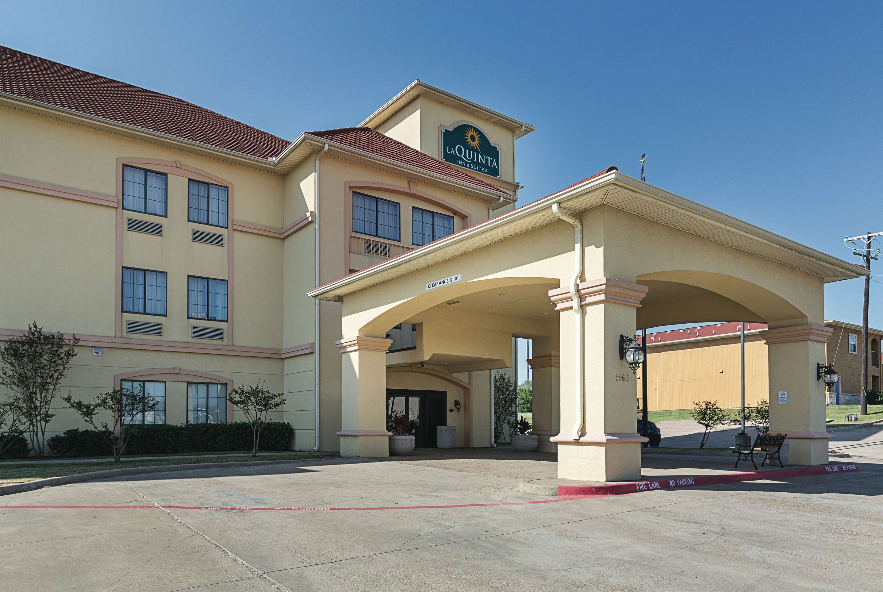 Exterior | La Quinta Inn & Suites by Wyndham Alvarado