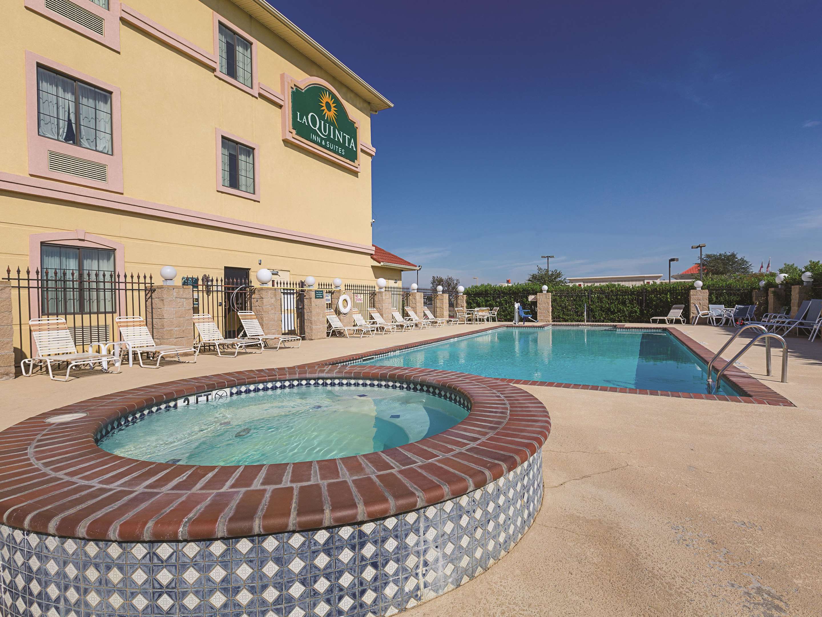 Pool | La Quinta Inn & Suites by Wyndham Alvarado