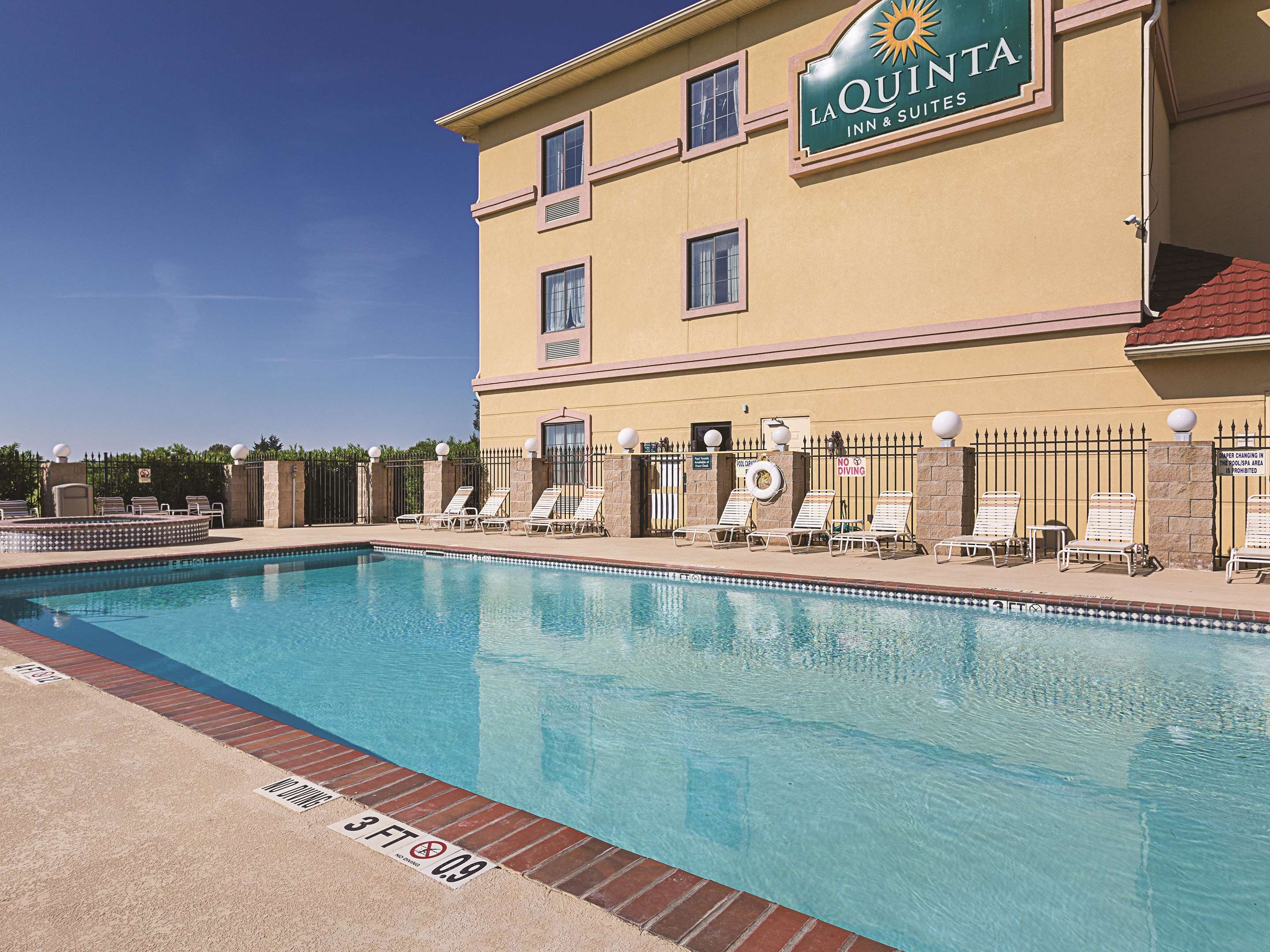 Pool | La Quinta Inn & Suites by Wyndham Alvarado