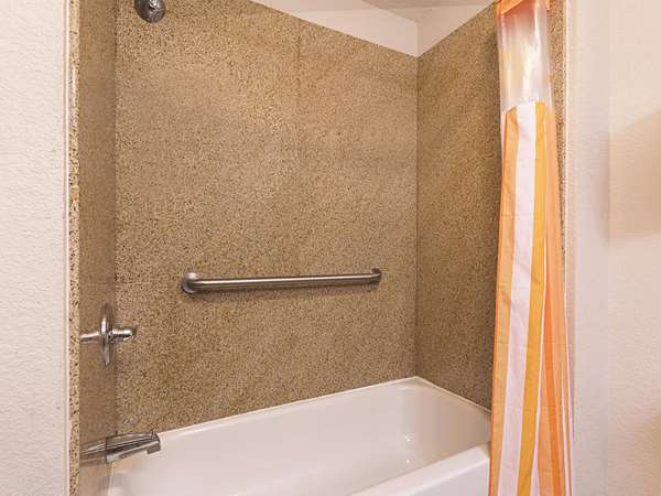  - La Quinta Inn & Suites Alvarado