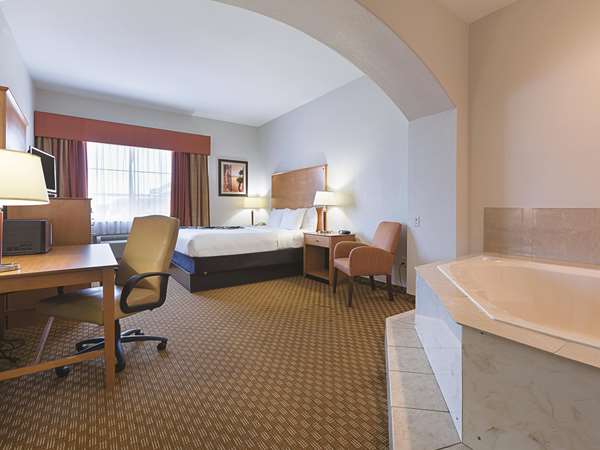  - La Quinta Inn & Suites Alvarado