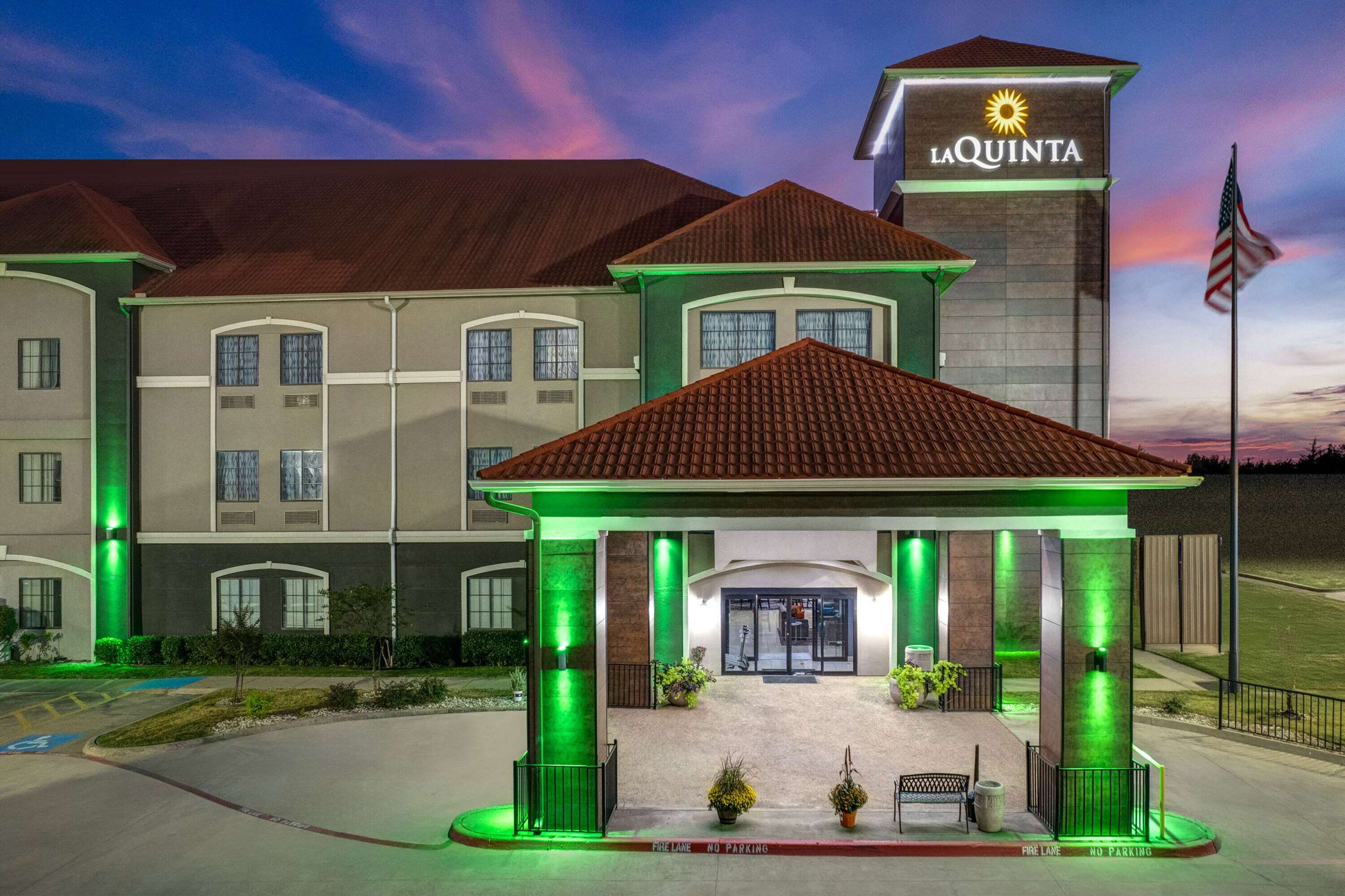 Exterior | La Quinta Inn & Suites by Wyndham Alvarado