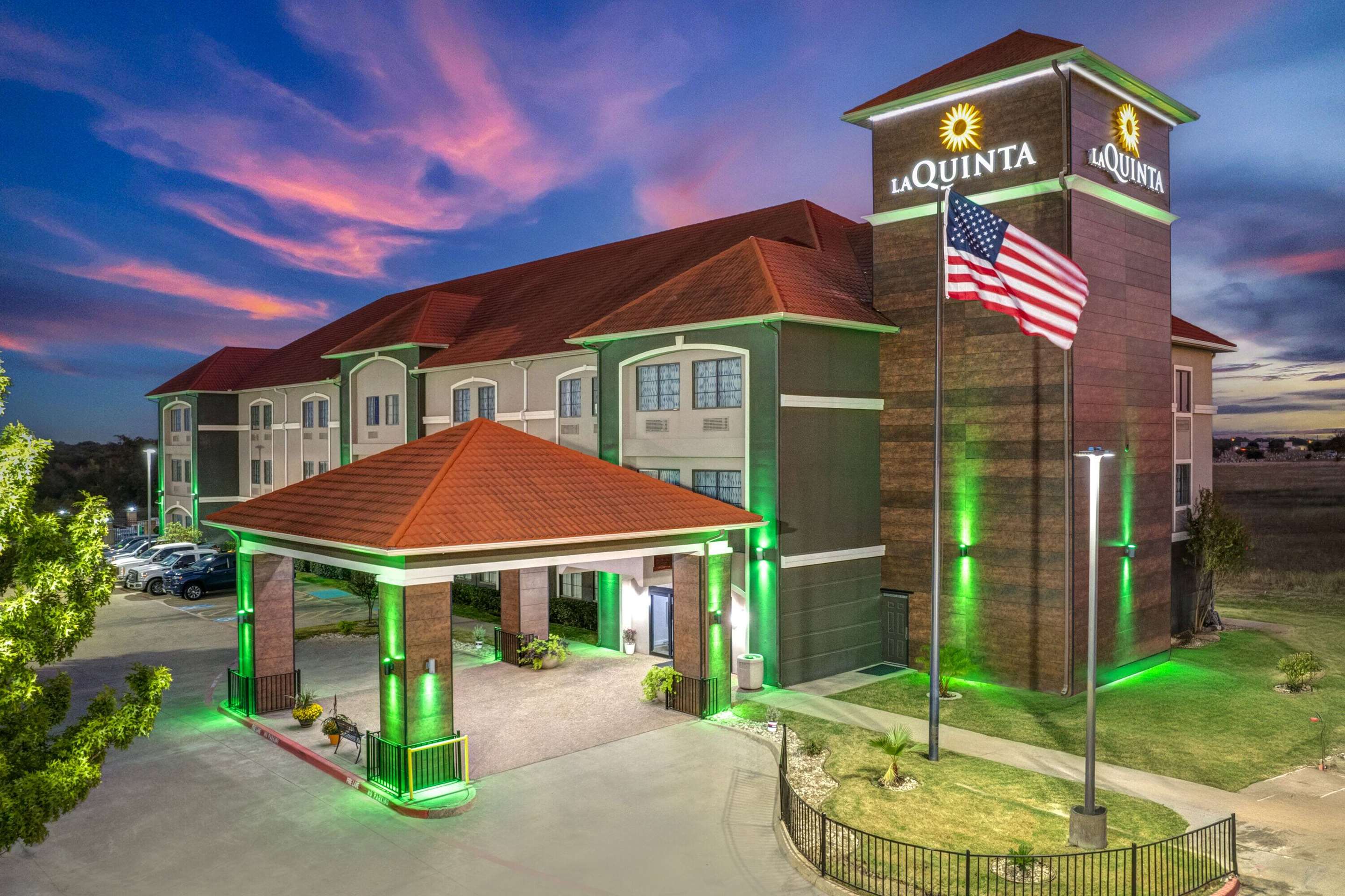 Exterior | La Quinta Inn & Suites by Wyndham Alvarado