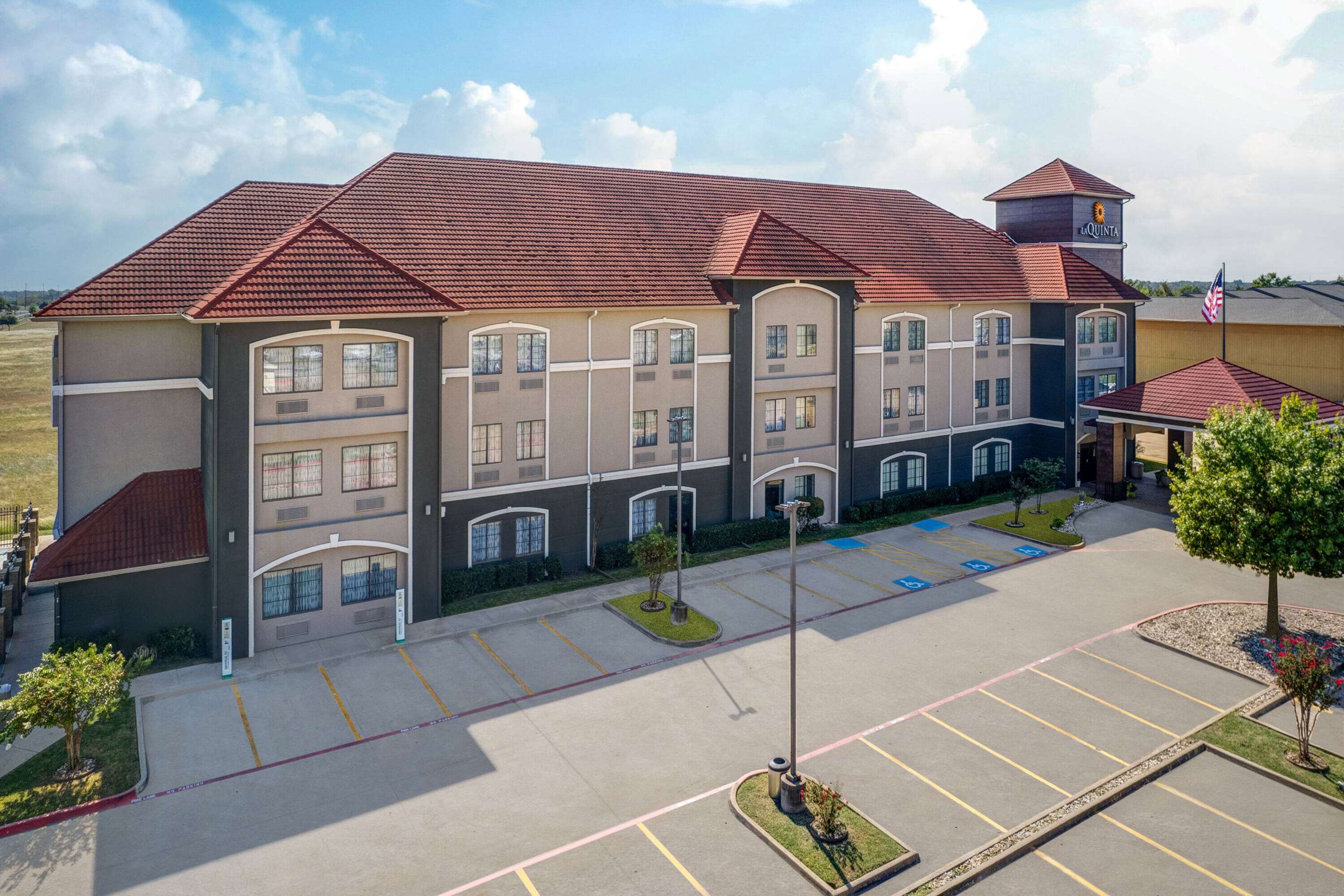Exterior | La Quinta Inn & Suites by Wyndham Alvarado