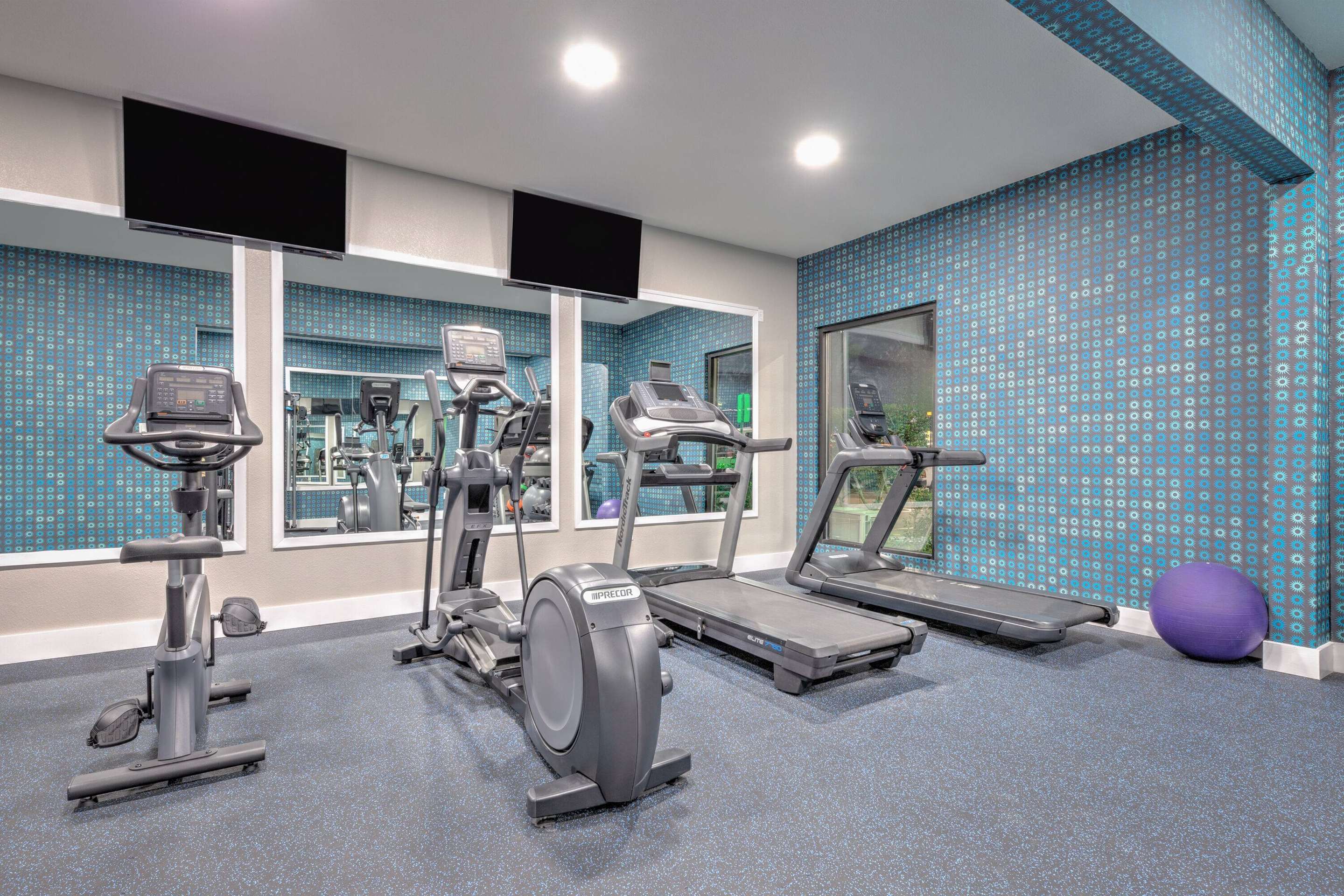 Health club fitness center gym | La Quinta Inn & Suites by Wyndham Alvarado