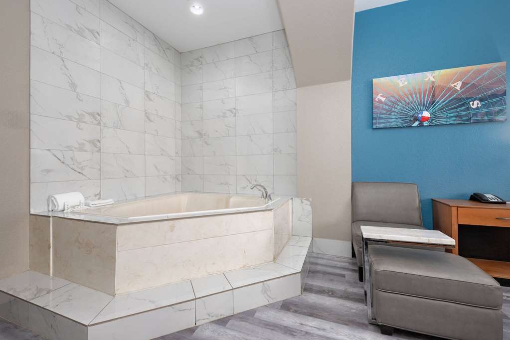 LA QUINTA INN STE ALVARADO-guestroom-Guest Room,Tub - Jetted,Suite,On-Site.jpg