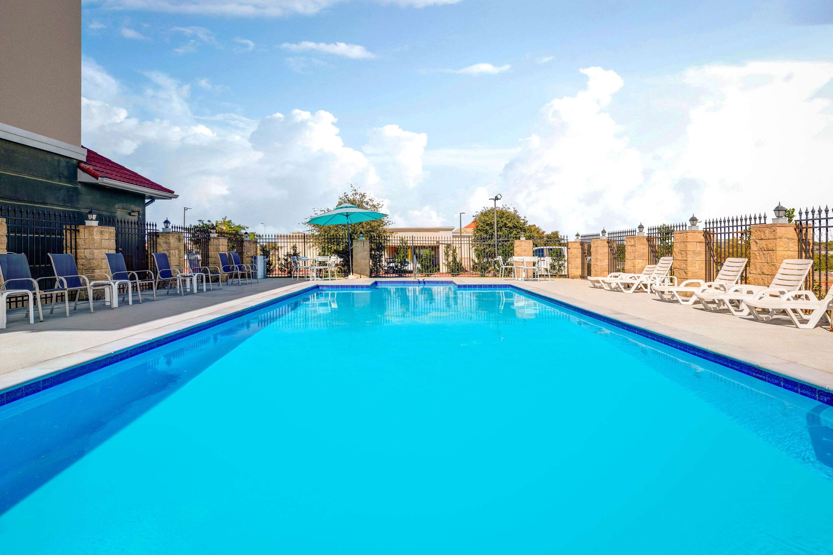 Pool - indoor | La Quinta Inn & Suites by Wyndham Alvarado