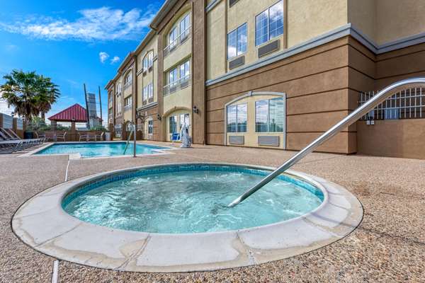 Pool - La Quinta Inn & Suites Angleton