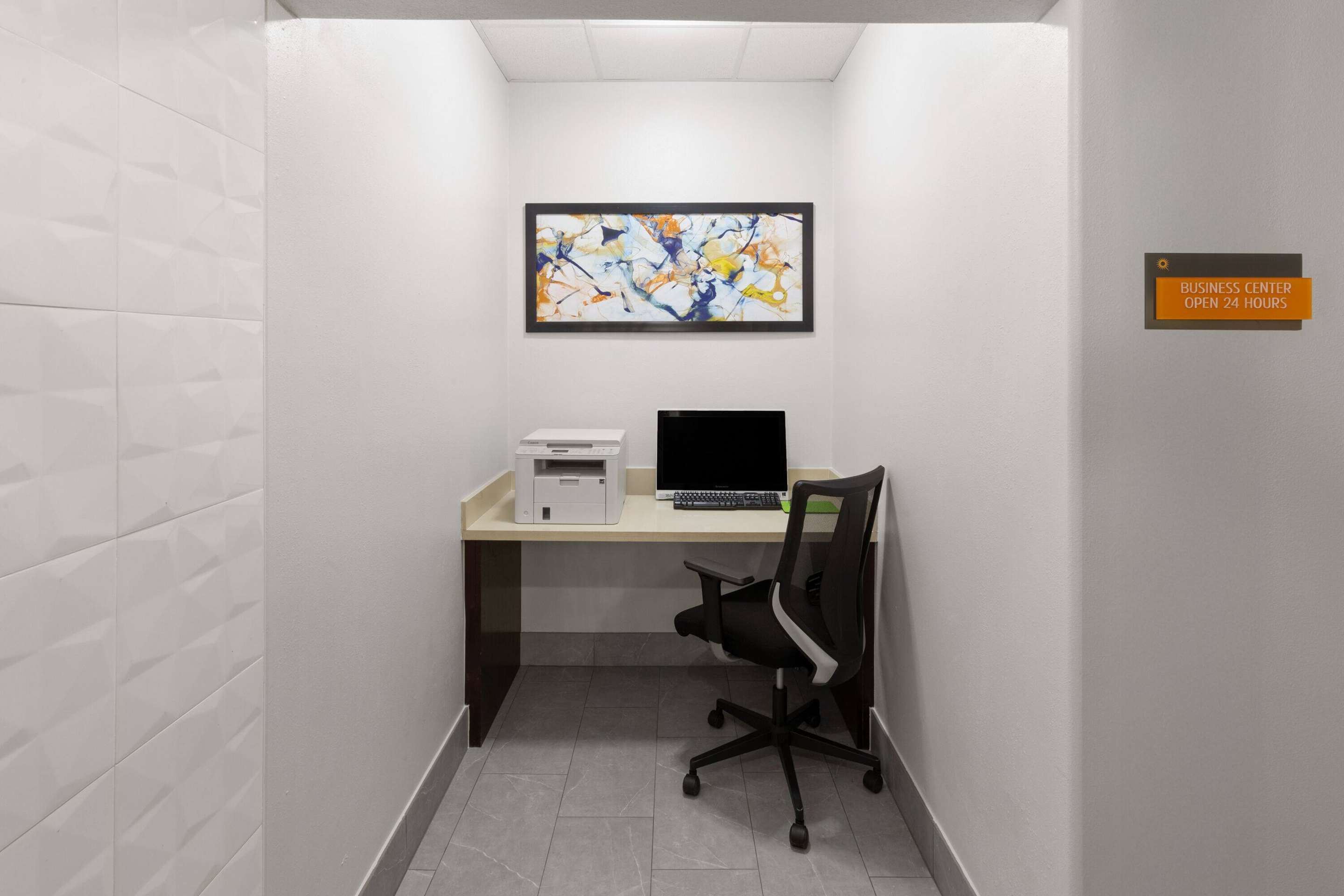 Business Center | La Quinta Inn & Suites by Wyndham Angleton