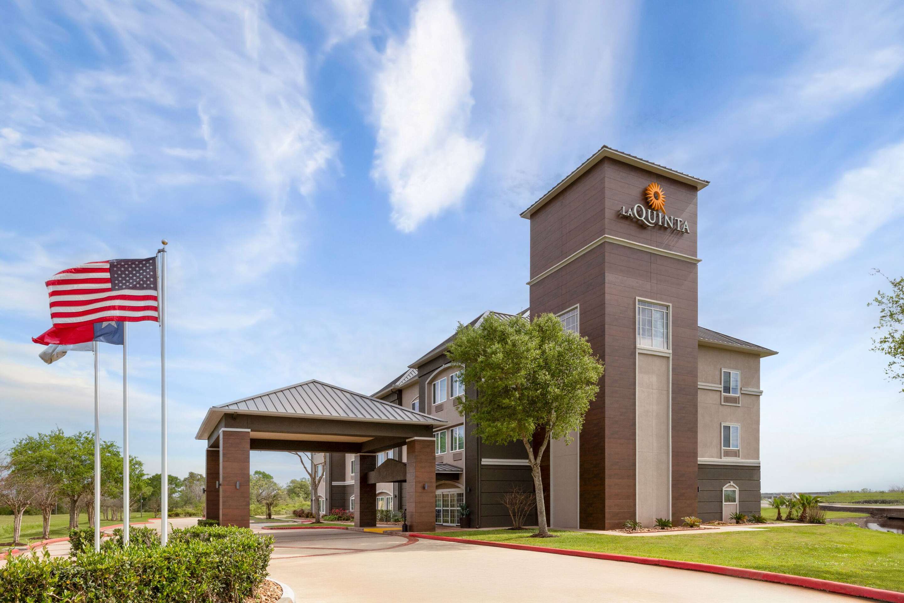 Exterior | La Quinta Inn & Suites by Wyndham Angleton