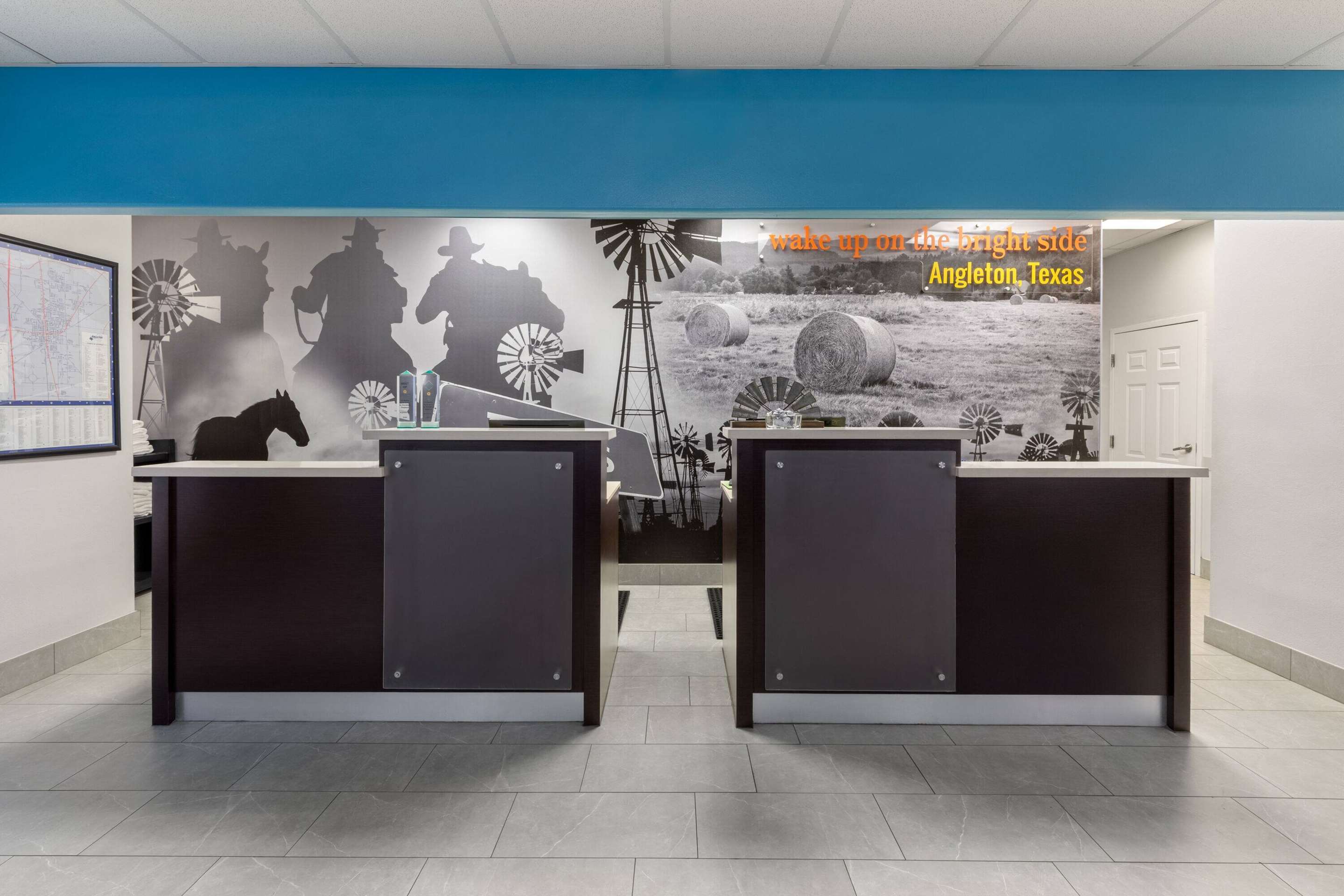 Reception | La Quinta Inn & Suites by Wyndham Angleton