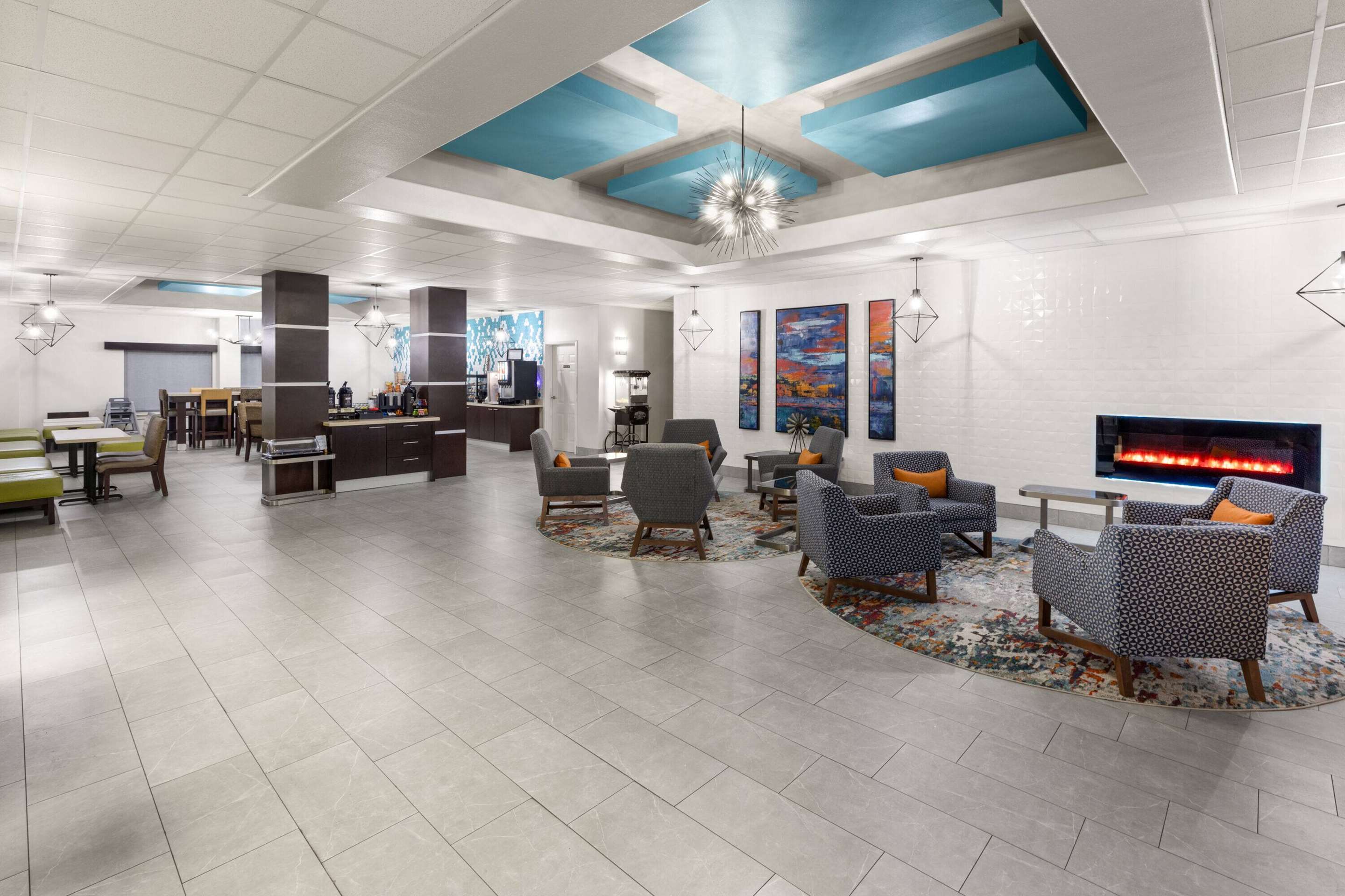 Lobby | La Quinta Inn & Suites by Wyndham Angleton