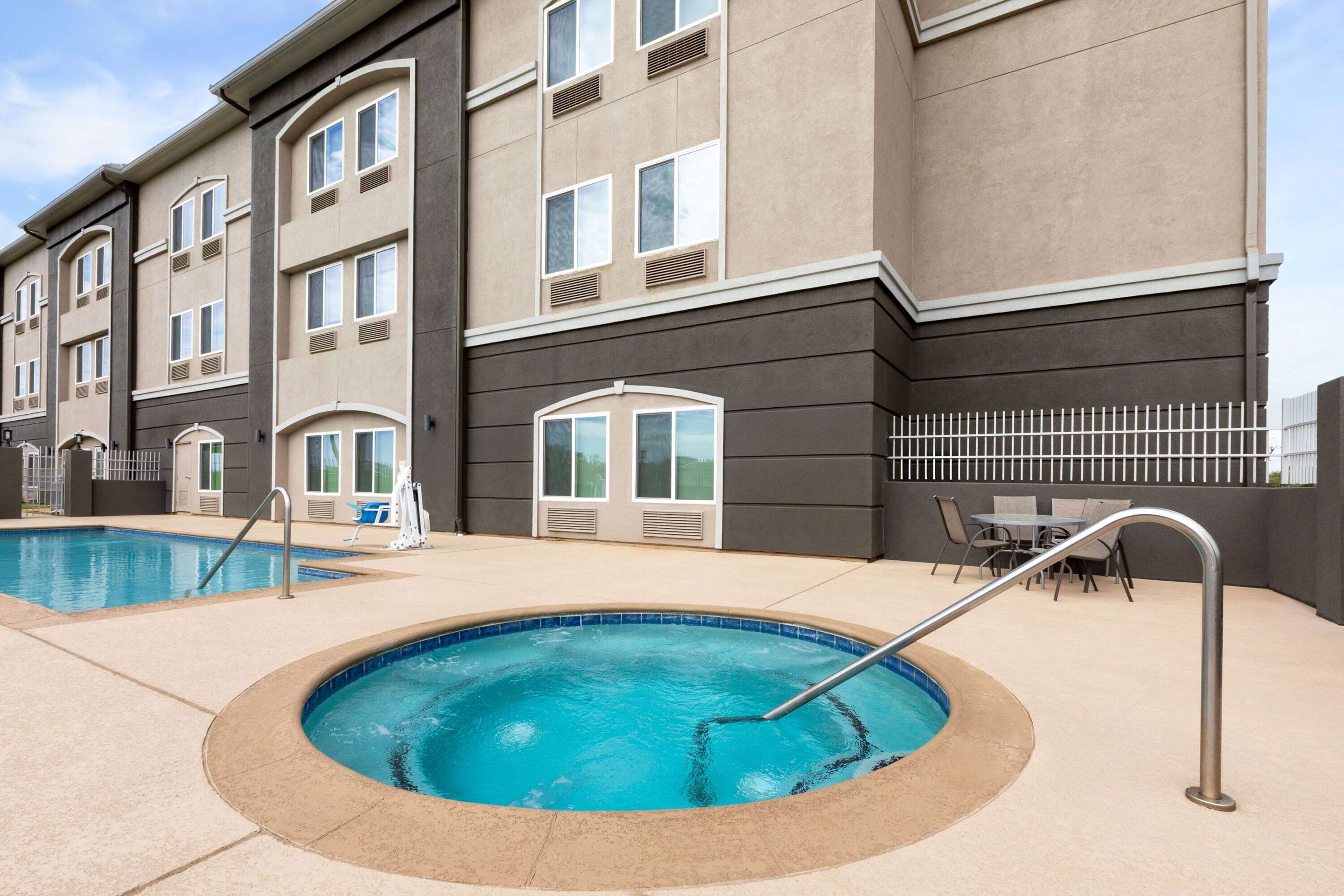 Pool | La Quinta Inn & Suites by Wyndham Angleton