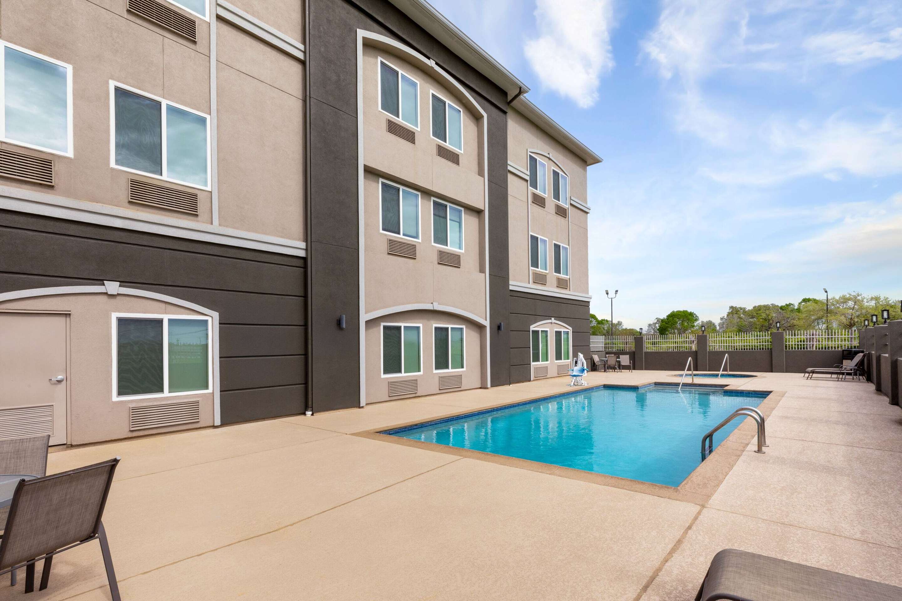 Pool - indoor | La Quinta Inn & Suites by Wyndham Angleton