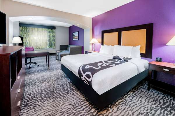 Suite - La Quinta Inn & Suites Bedford
