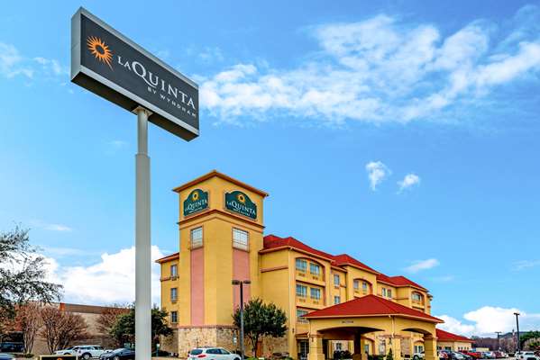 Exterior view - La Quinta Inn & Suites Bedford