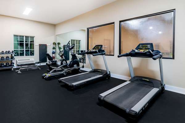 Fitness/ Exercise Room - La Quinta Inn & Suites Bedford
