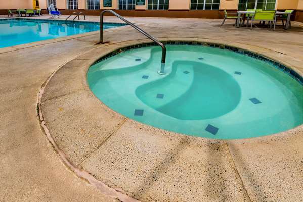 Pool - La Quinta Inn & Suites Bedford