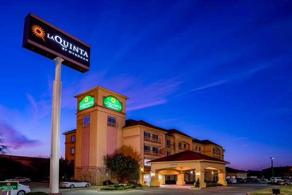 Exterior view - La Quinta Inn & Suites Bedford