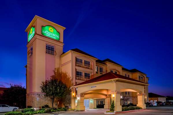 Exterior view - La Quinta Inn & Suites Bedford