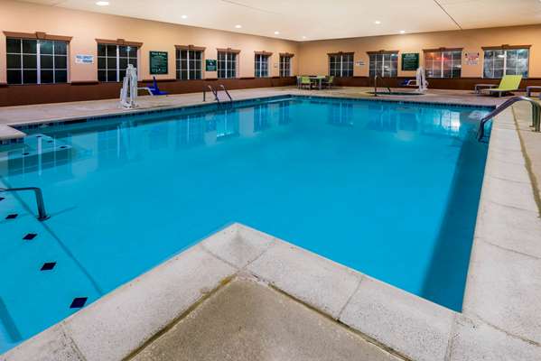 Pool - La Quinta Inn & Suites Bedford