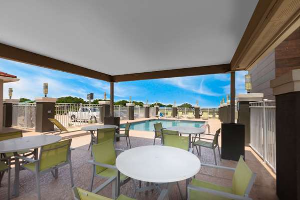 Pool - La Quinta Inn & Suites Port Lavaca