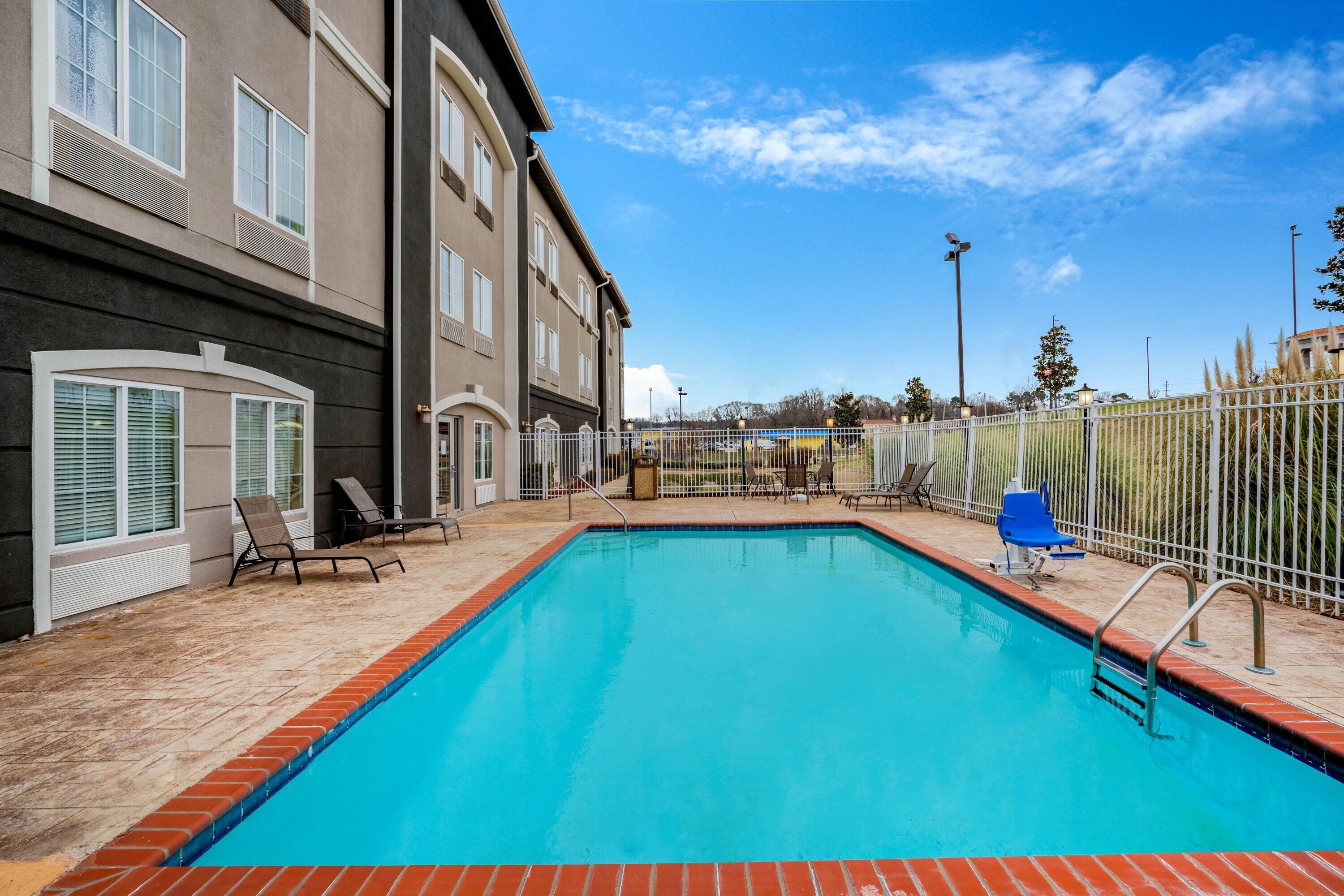 Pool | La Quinta Inn & Suites by Wyndham Vicksburg