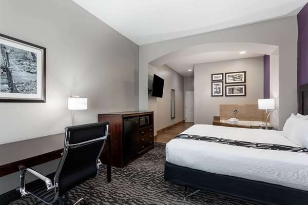 Suite - La Quinta Inn & Suites Madison - I-565, Exit 9