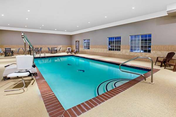 Pool - La Quinta Inn & Suites Deer Park